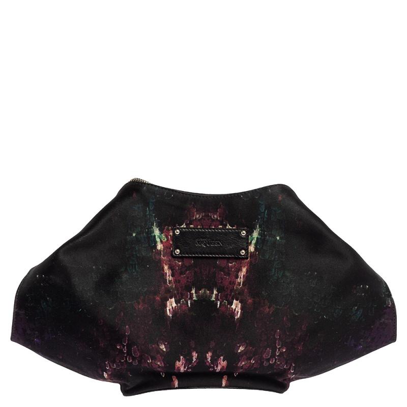 Alexander McQueen brings you this super-edgy clutch that carries a silhouette that will surely grab the attention of your onlookers. It has prints all over the satin and leather covering, folded top edges, and double zippers that lead to a fabric
