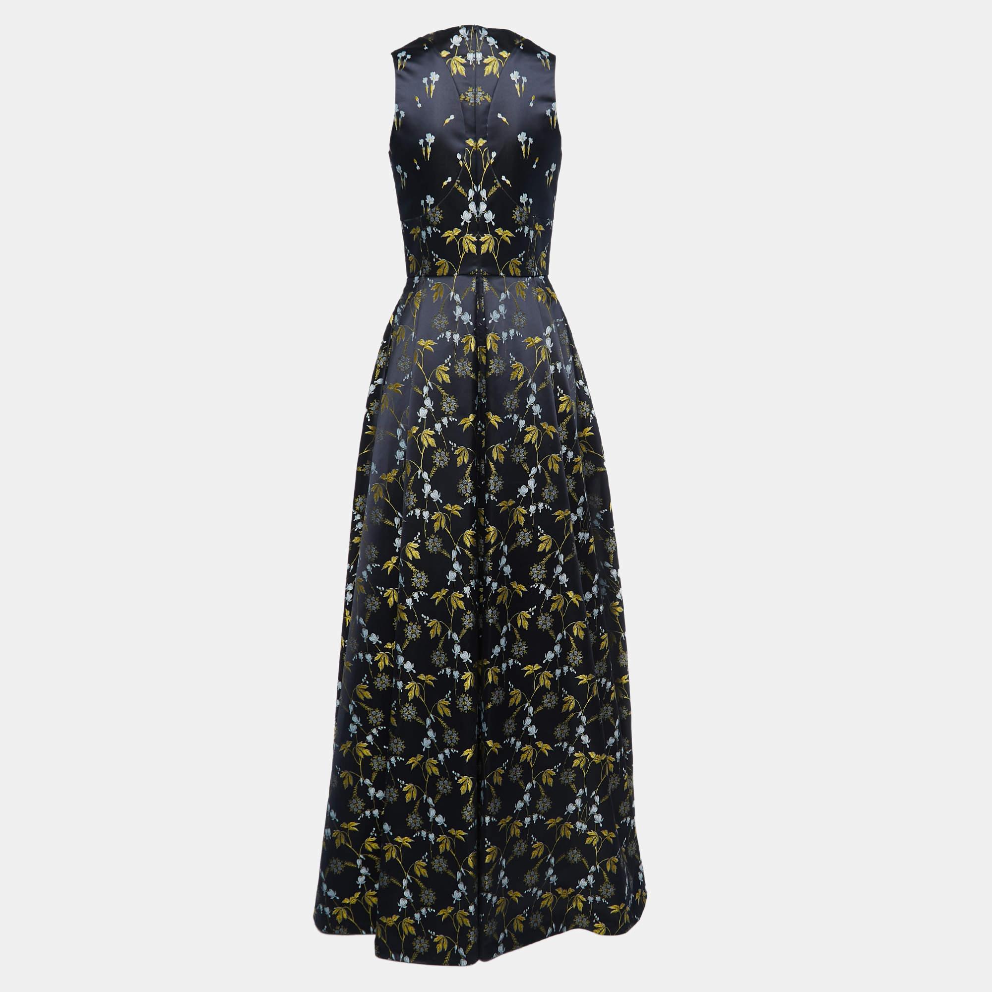 Resplendissante, élégante et magnifique, cette robe a tout pour plaire. Affichant une silhouette longue comme le sol, cette robe est embellie par des détails étonnants et une encolure élégante. Portez-la avec des accessoires de marque et une