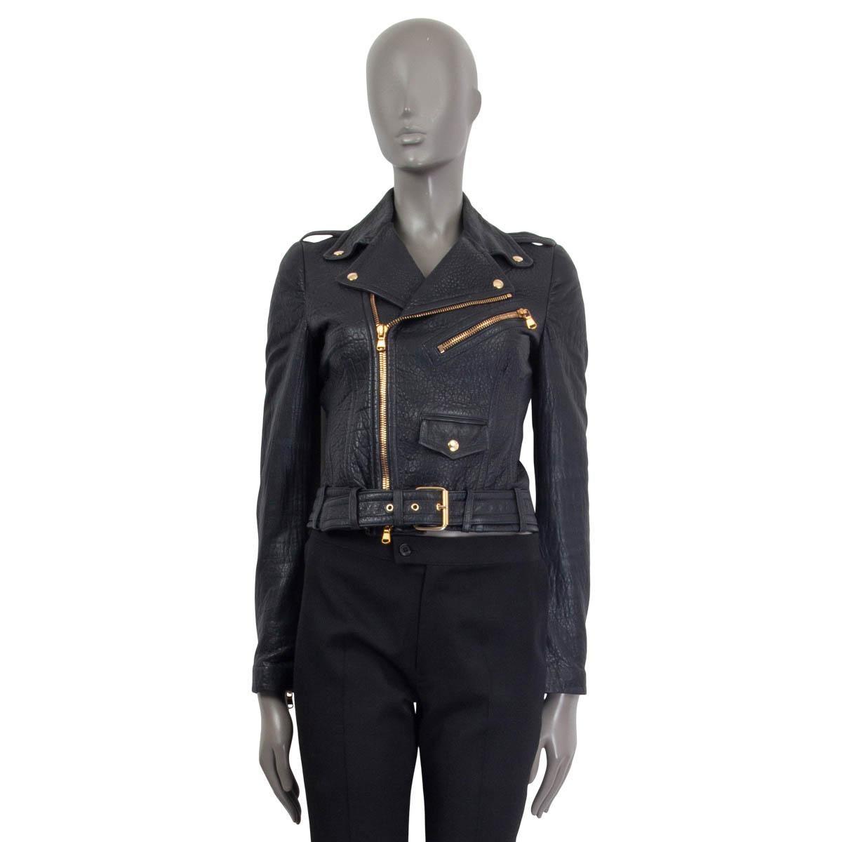 veste motard Alexander McQueen 100% authentique en cuir nappa marine délavé. Il présente un col cranté, des épaulettes, une poche zippée et une ceinture assortie. S'ouvre avec une fermeture éclair sur le devant et sur les poignets. Doublure en soie.