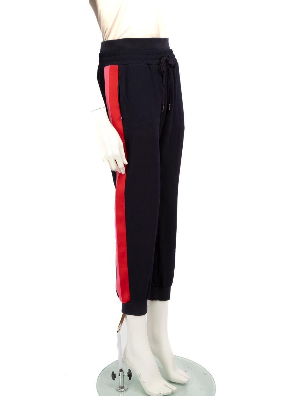 El ESTADO es Bueno. El desgaste general de los pantalones es evidente. Señales moderadas de desgaste en la parte delantera izquierda, trasera izquierda y trasera derecha de la pernera del pantalón, con marcas y tirones en el tejido que se aprecian
