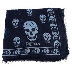 Alexander McQueen Marineblauer Schal mit Totenkopfdruck