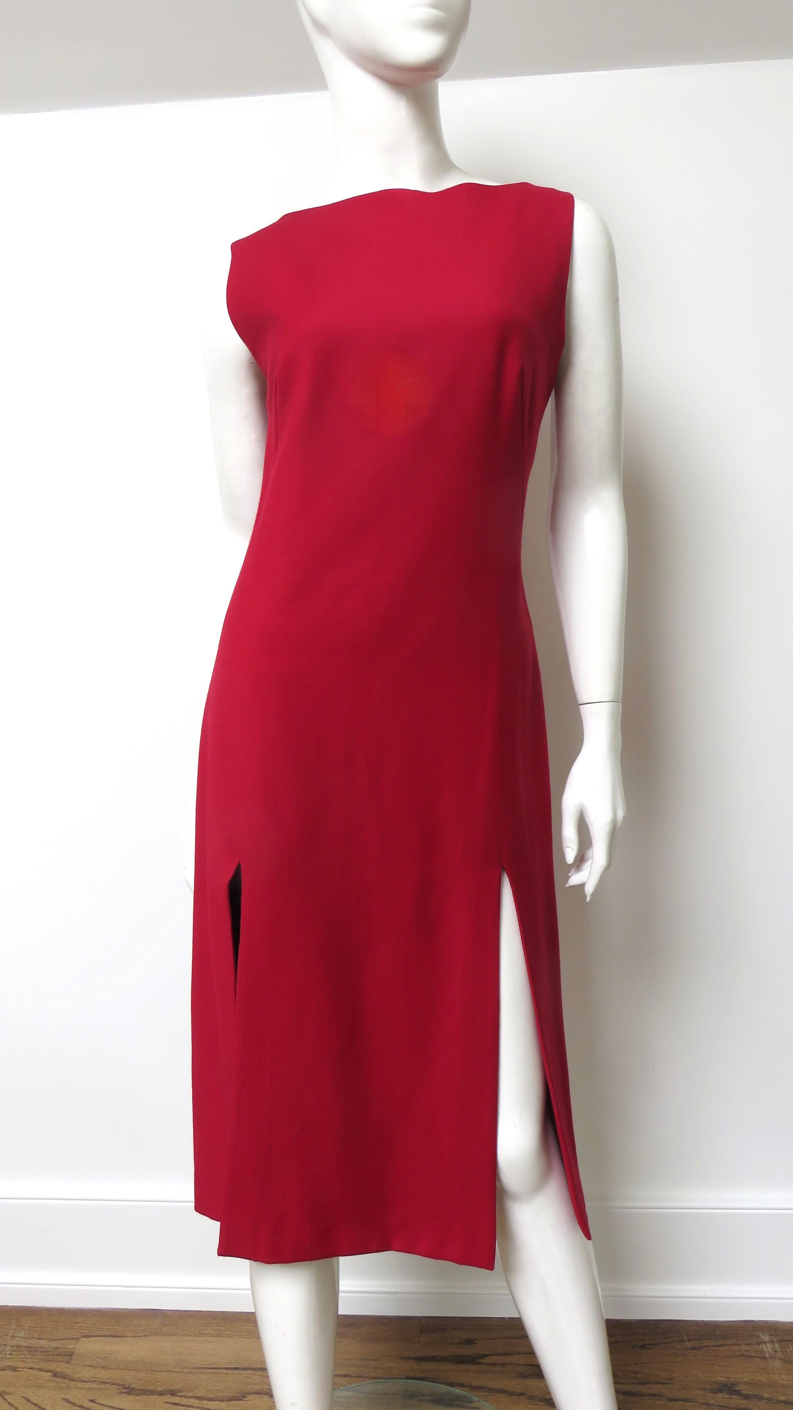 Robe en laine rouge fabuleuse signée Alexander McQueen. Elle est sans manches, semi-montante avec une encolure bateau et deux fentes le long de chaque jambe avant. Le dos se ferme par une fermeture à glissière et il est entièrement doublé de soie