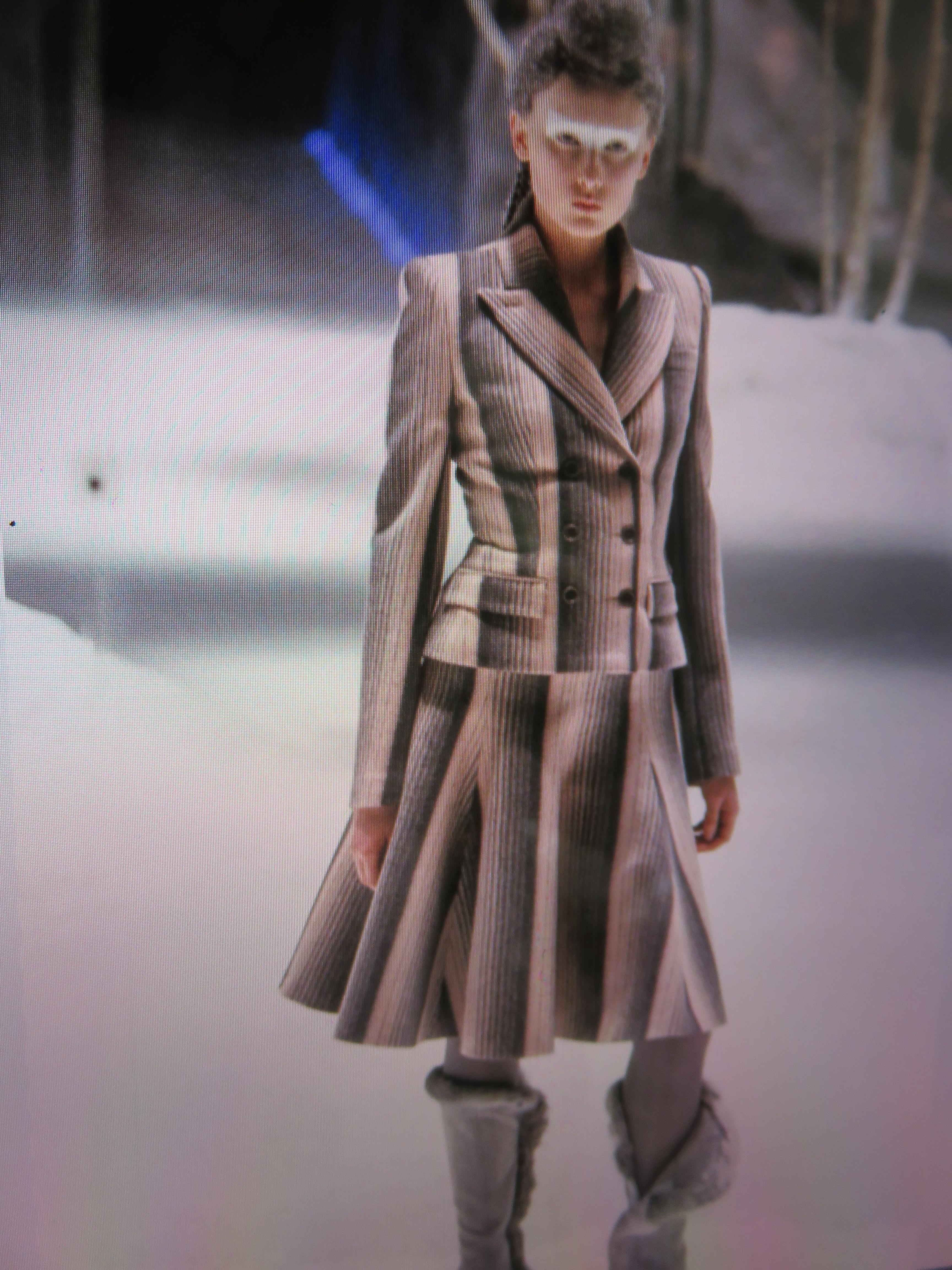 Alexander McQueen - Nuova giacca a righe grigie e rosa A/I 1999 in vendita 9