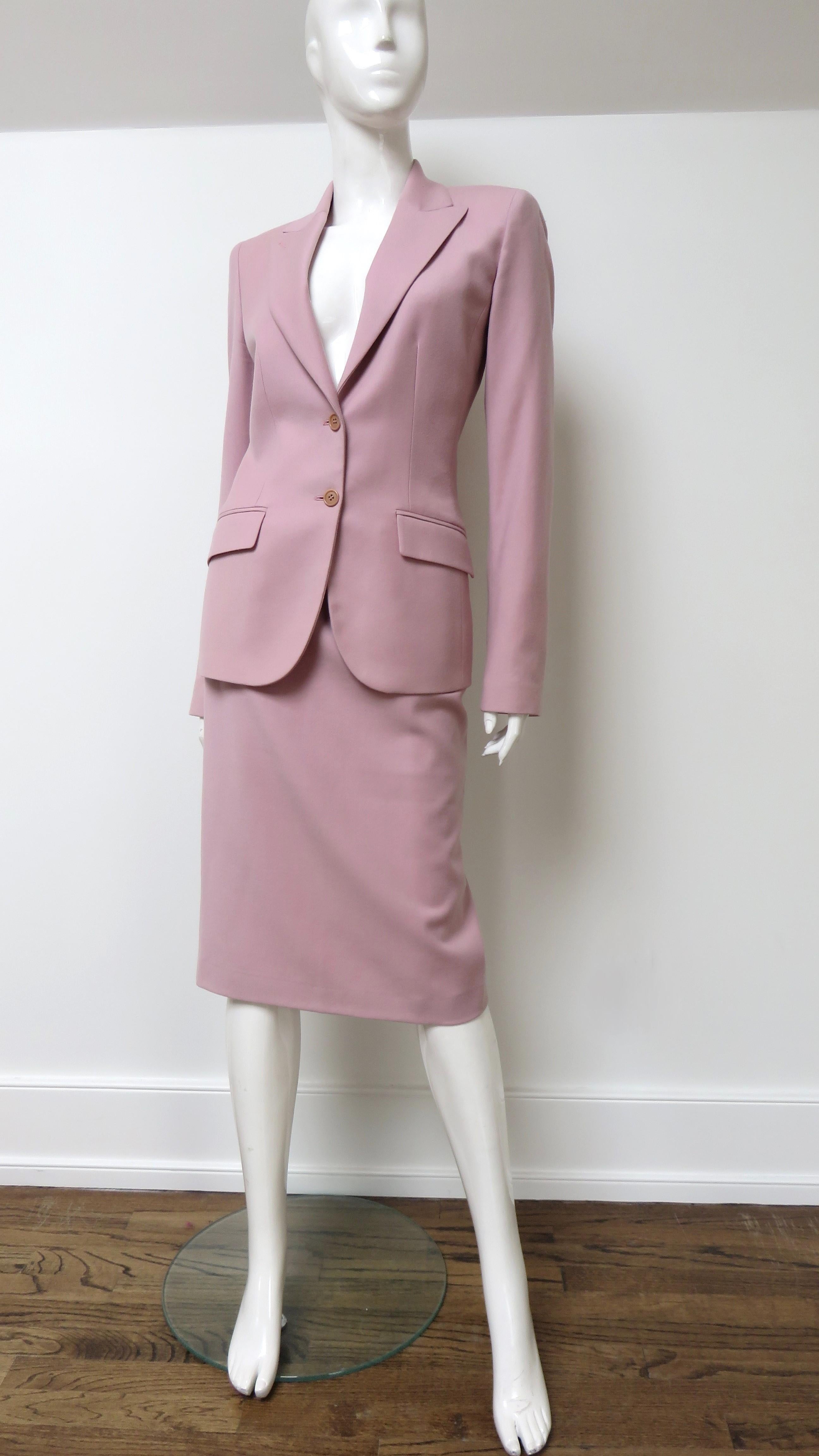Ein wunderschöner rosafarbener Wollrock von Alexander McQueen aus seiner Spring/Summer Collection'S 1999. Sie besteht aus einer Jacke im Blazer-Stil mit spitzem Revers, Pattentaschen auf der Vorderseite, Prinzessnähten für eine gute Passform und