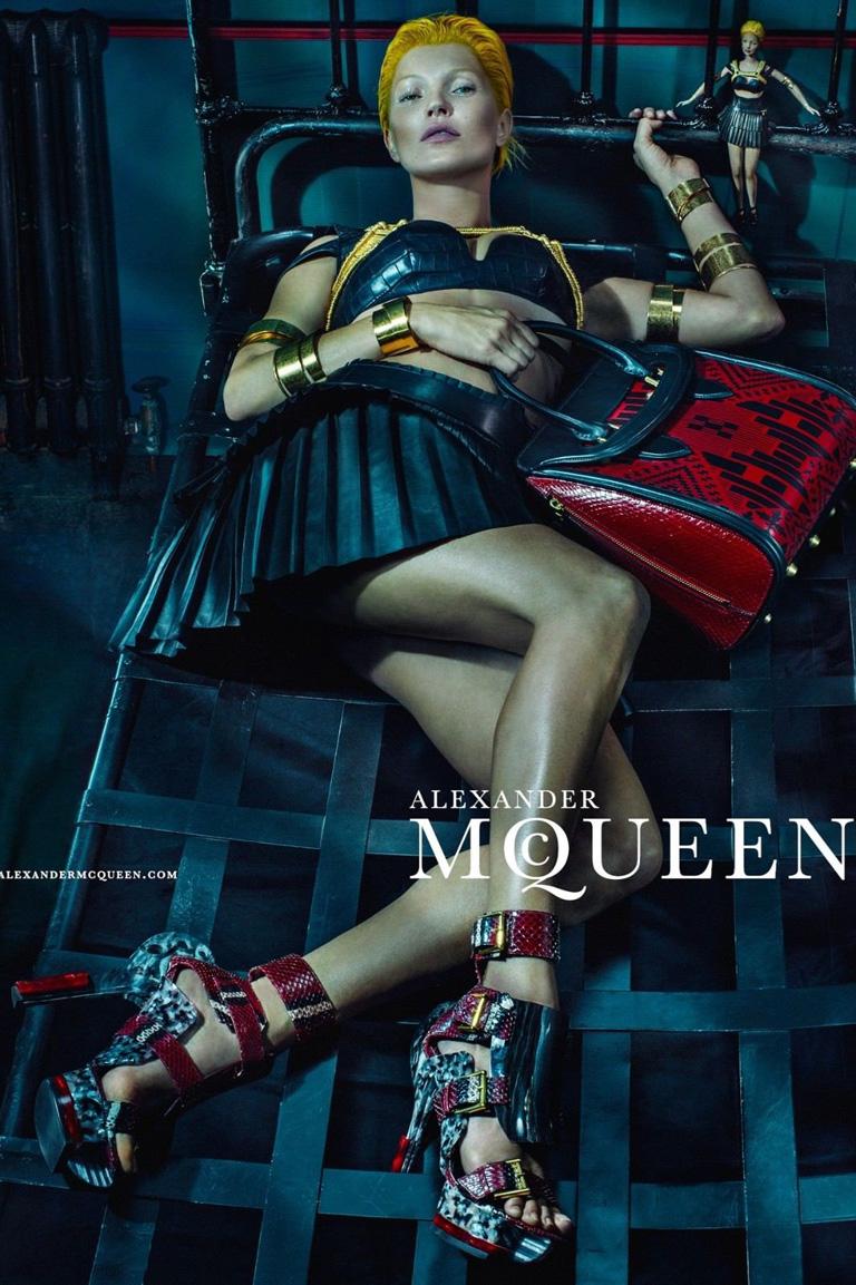 De la Colección Primavera 2014. Sandalias de plataforma Alexander McQueen Maya de pitón azul y multicolor con paneles de resina jaspeada por toda la sandalia, detalles recortados, tacón de resina y cierres de hebilla dorada en las tiras.  Como se ha