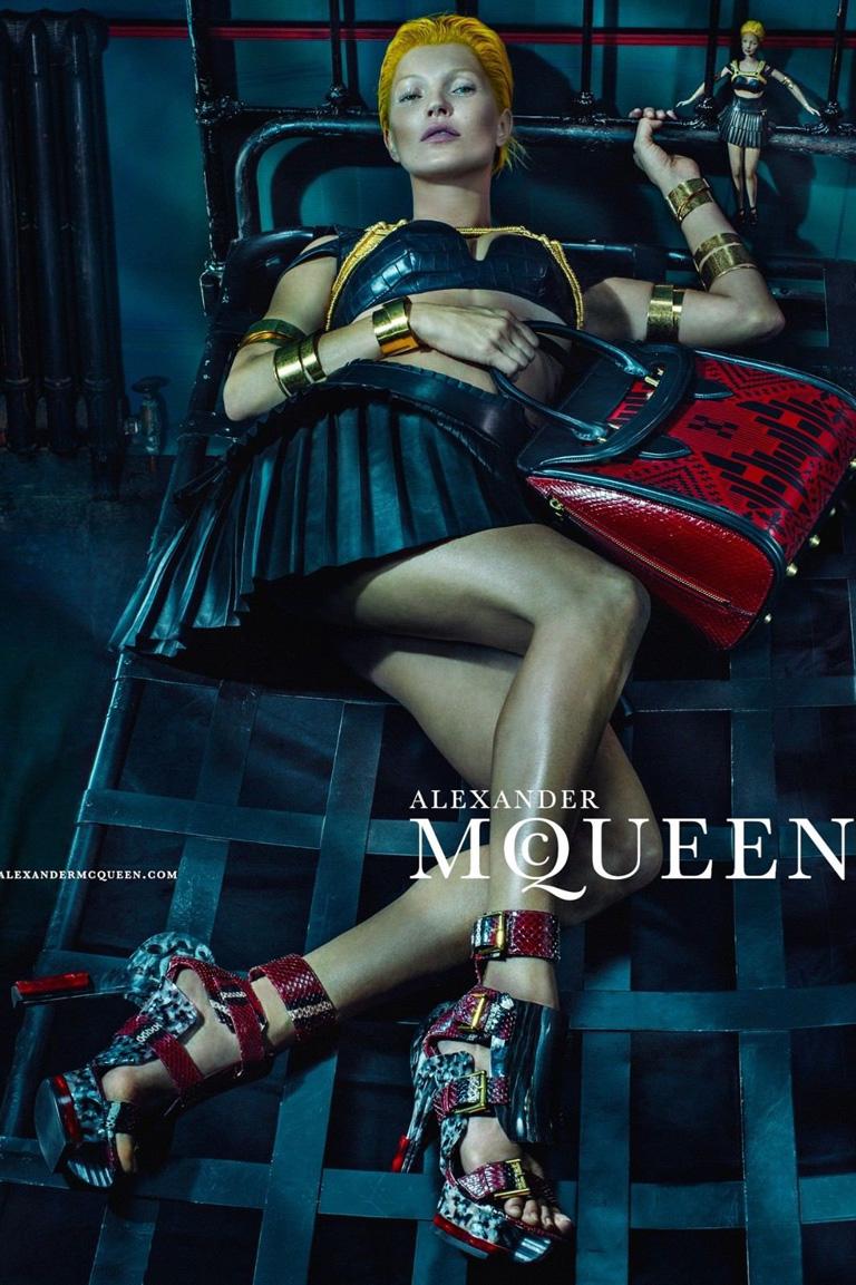 Tiré de la Collectional du printemps 2014. Sandales à plateforme Maya en python bleu et multicolore Alexander McQueen avec panneaux en résine marbrée sur toute la longueur, détails découpés, talons en résine et fermetures à boucle en métal doré sur