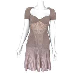 Alexander McQueen - Robe de cocktail à manches courtes rose poussiéreux, état neuf avec étiquettes