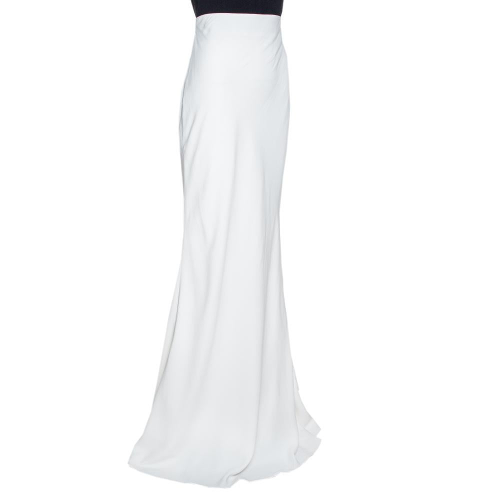 Alexander McQueen is famous for creating clothes high on opulence. This maxi skirt comes covered in an off-white creating a sophisticated look. Made from a quality fabric blend and complete silk lining, this high-waisted skirt has a great feel and