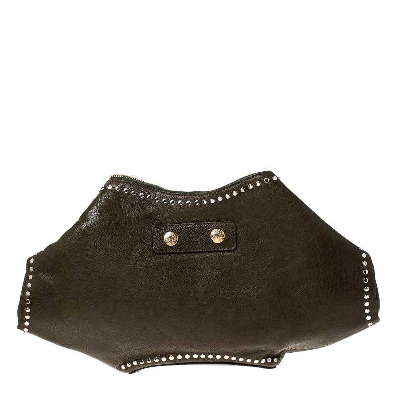 Alexander McQueen brings you this super-edgy clutch that carries a silhouette which will surely grab the attention of your onlookers. It has an olive green shade, folded top edges and double zippers that lead to a fabric interior.

Includes: The
