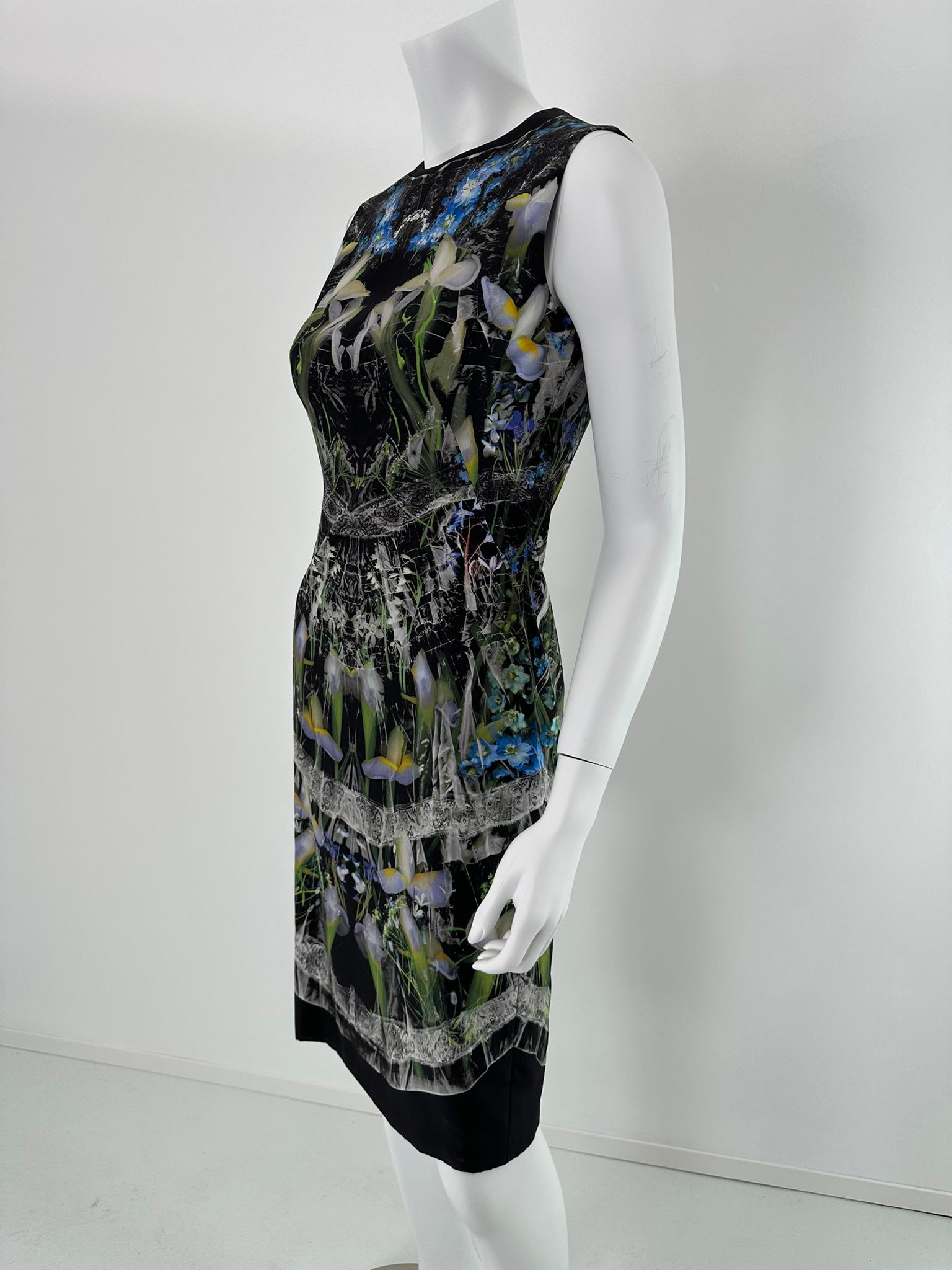 Alexander McQueen Ophelia en soie florale noire  robe fourreau imprimée marquée taille 40. Impression en miroir d'iris, de dentelle et d'herbes aquatiques en clin d'œil à la mort d'Ophélie. Robe sans manches à col Jewell, avec un corsage et une jupe