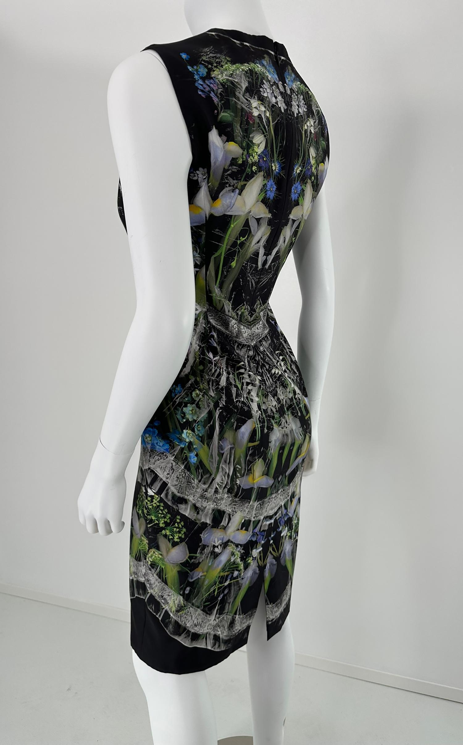 Alexander McQueen - Ophelia en soie noire - Robe fourreau à imprimé floral 40 Excellent état - En vente à West Palm Beach, FL