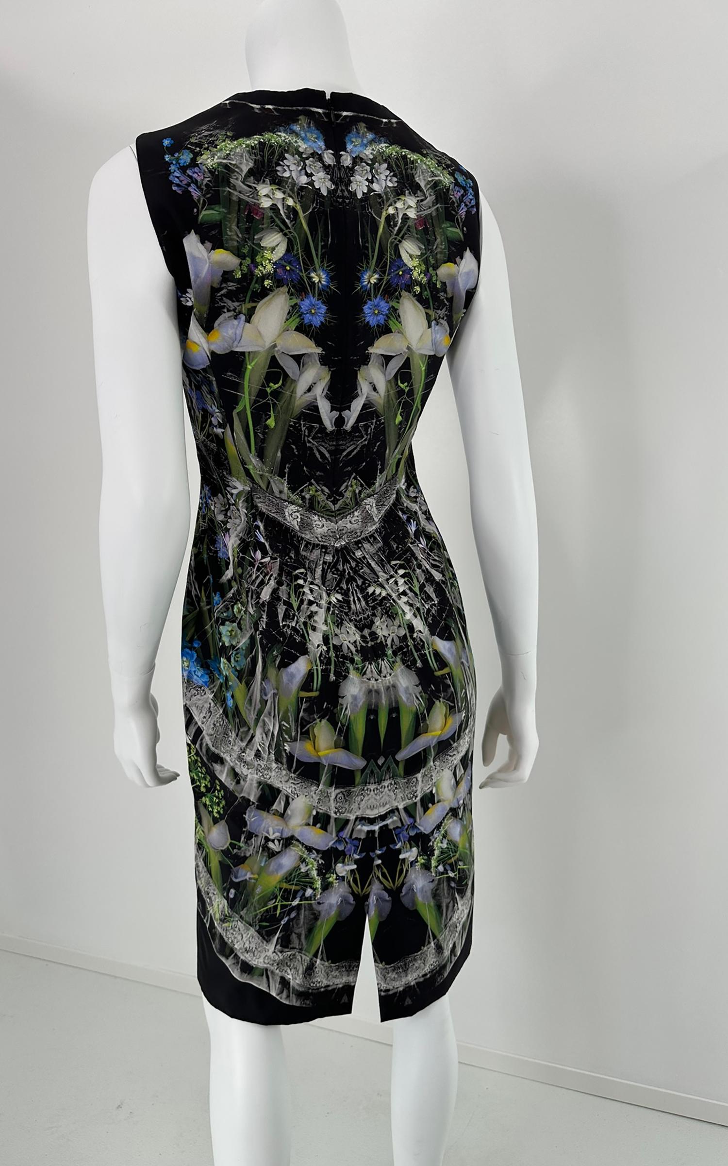 Alexander McQueen - Ophelia en soie noire - Robe fourreau à imprimé floral 40 en vente 1