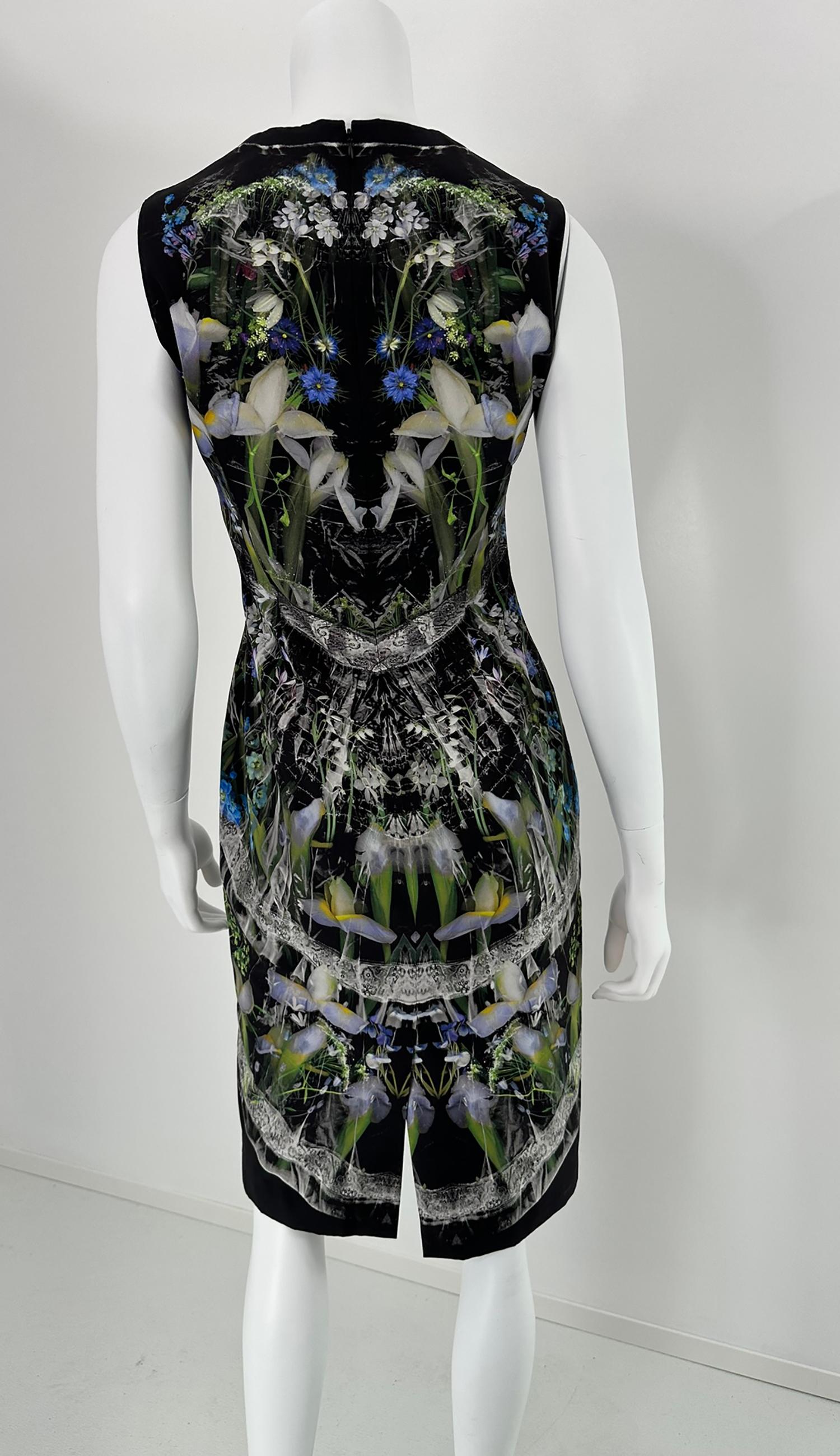 Alexander McQueen - Ophelia en soie noire - Robe fourreau à imprimé floral 40 en vente 2