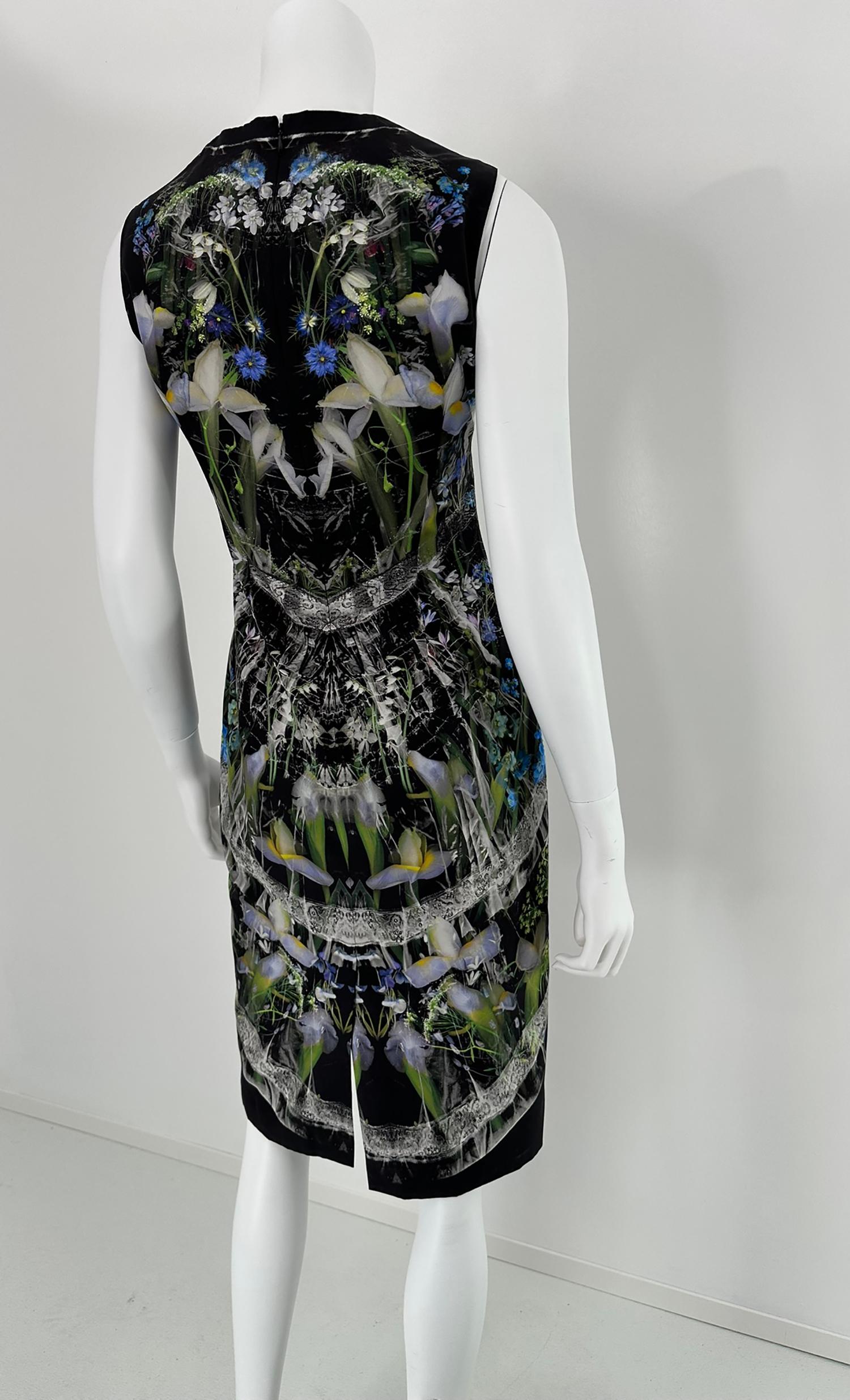 Alexander McQueen - Ophelia en soie noire - Robe fourreau à imprimé floral 40 en vente 3