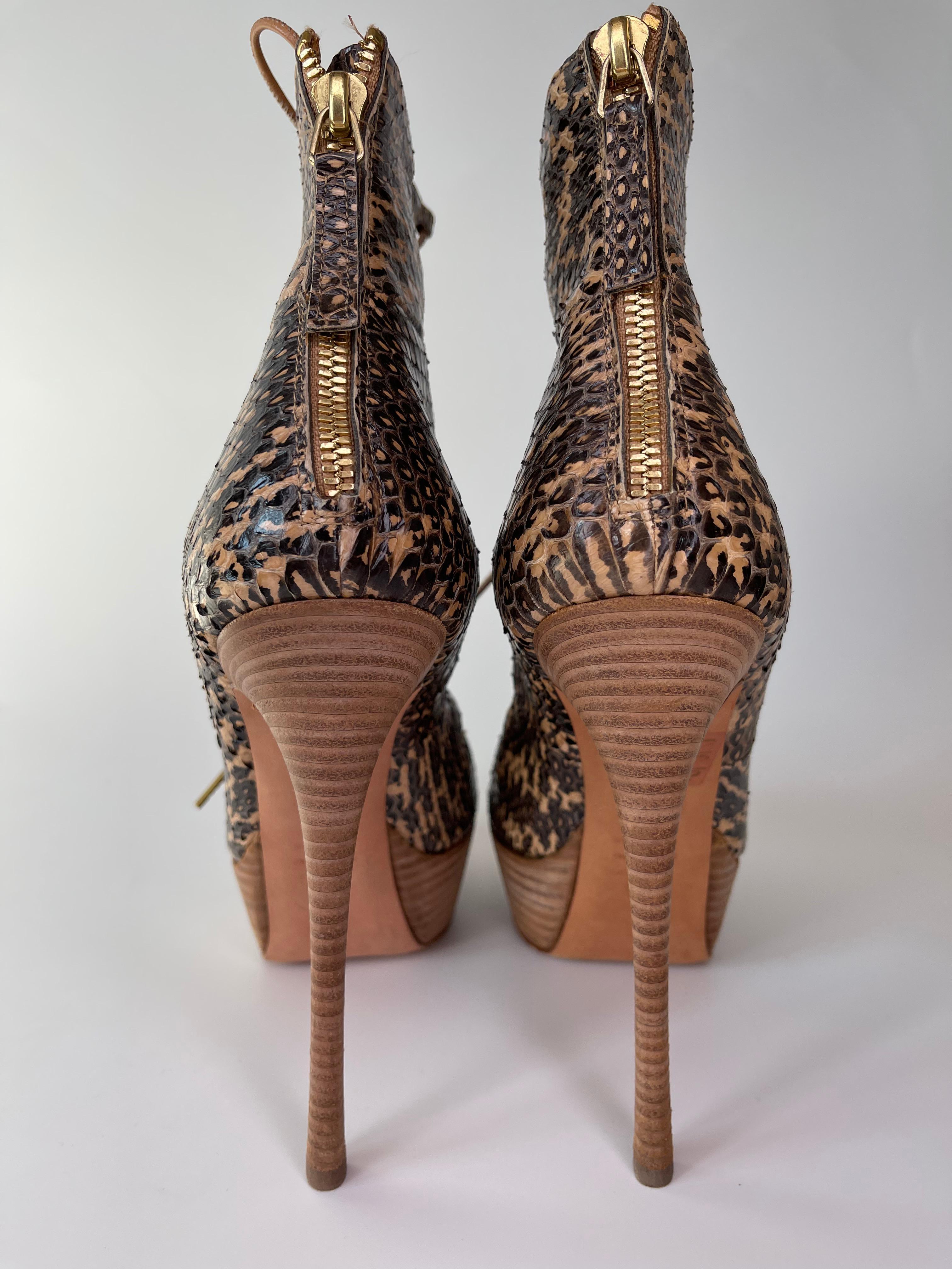 Alexander McQueen Optic Snake Nappa London Sand Russet Stiletto (39.5 EU) In Good Condition For Sale In Montreal, Quebec