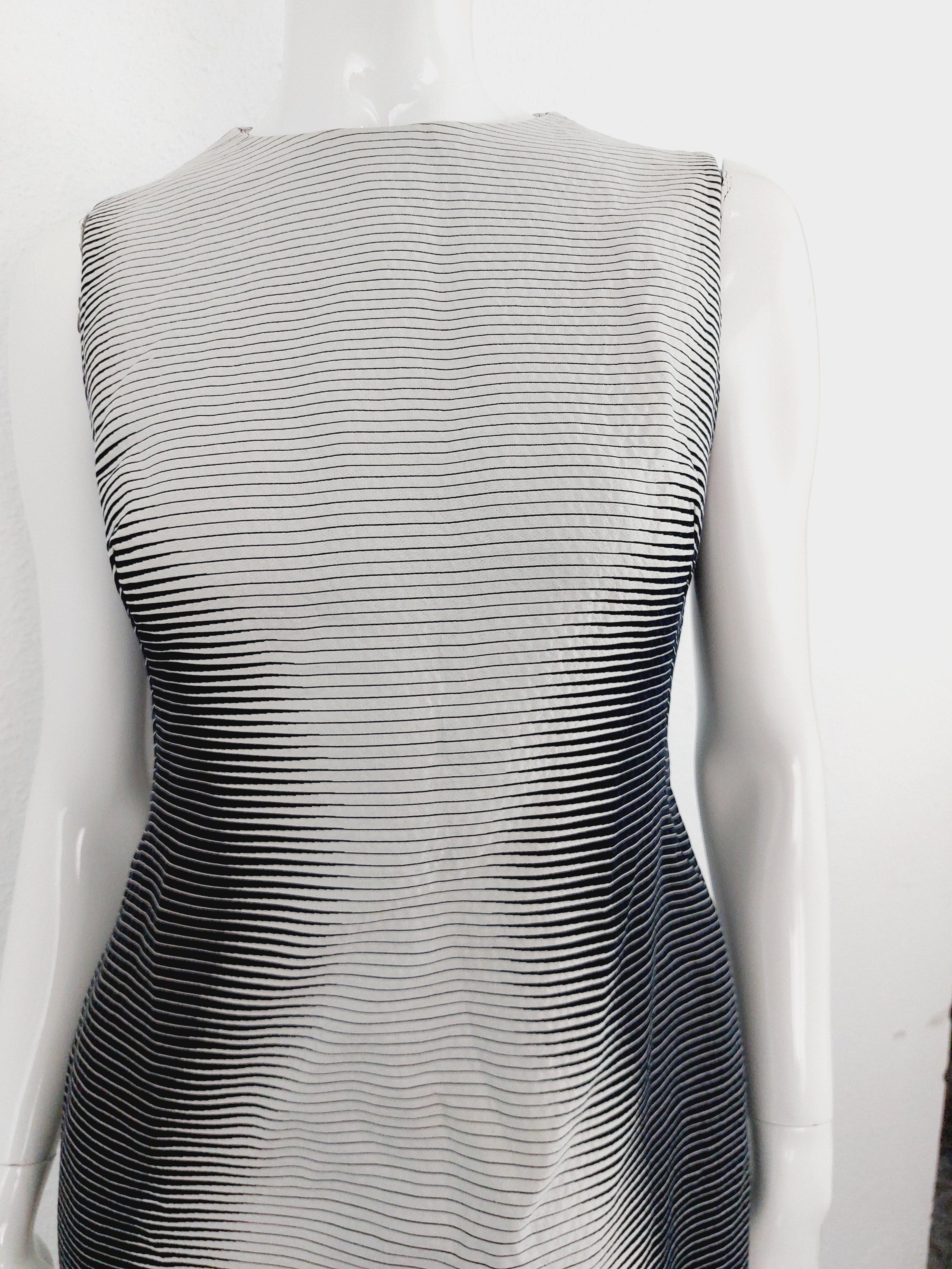 Alexander McQueen - Robe rayée à illusion d'optique Runway Resort Collection 2009 en vente 7