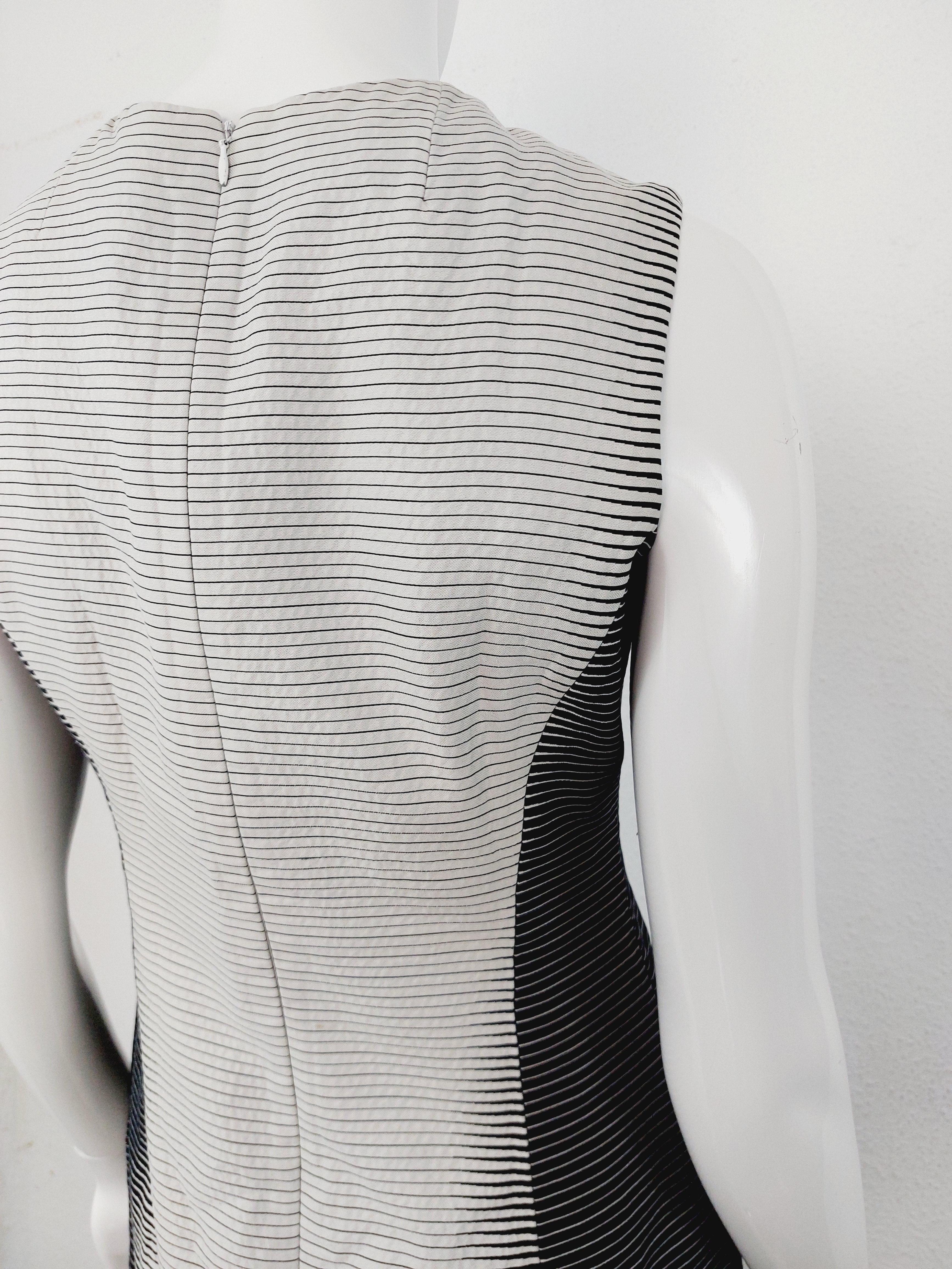 Alexander McQueen - Robe rayée à illusion d'optique Runway Resort Collection 2009 Pour femmes en vente