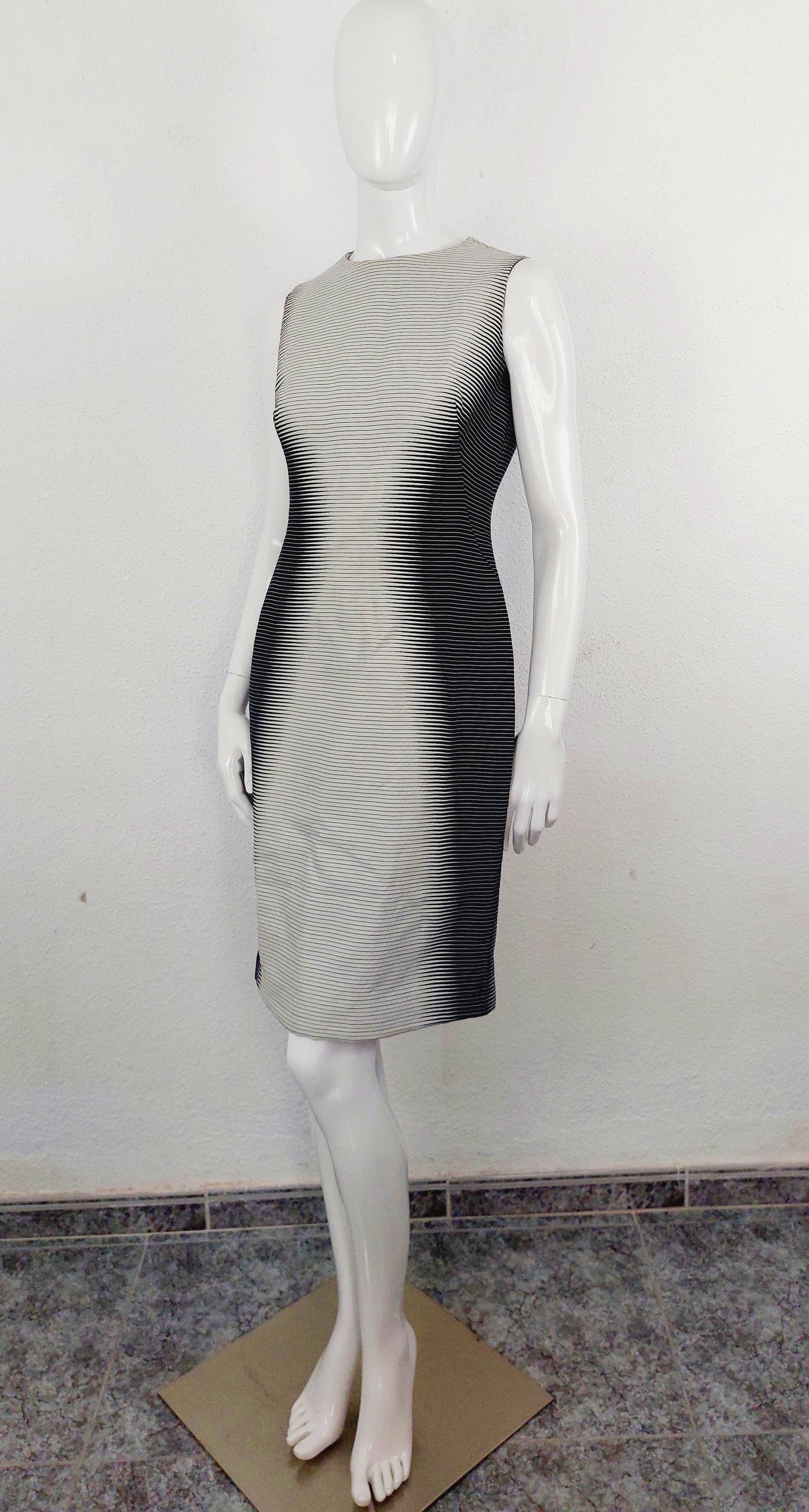 Alexander McQueen - Robe rayée à illusion d'optique Runway Resort Collection 2009 en vente 4