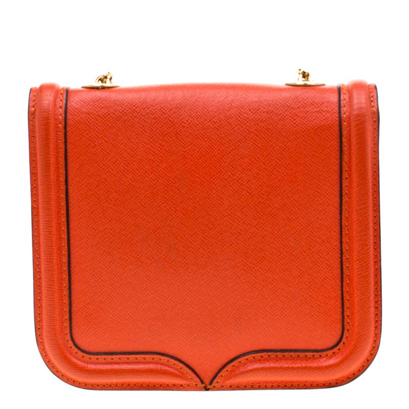 Mini Heroine from the house of Alexander McQueen is an accessory that you can not imagine leaving home without. Fashioned in a red hue, this leather bag comes with contrasting trims and finished with tonal stitch details. The flap over closure opens