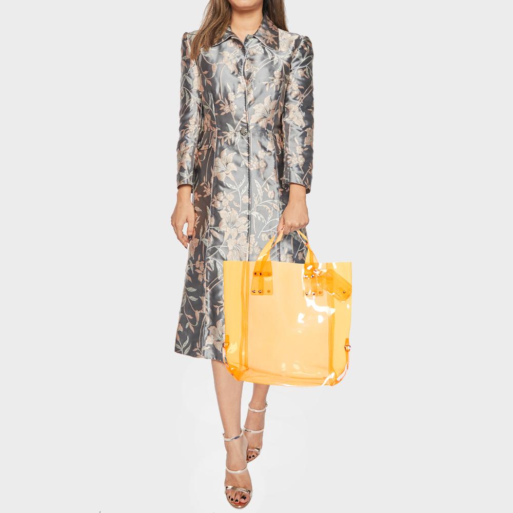 Este atractivo bolso tote para mujer ha sido diseñado para acompañarte en cualquier día. Cómodo de llevar y con un diseño moderno, el bolso se corta con habilidad y se cose para darle una forma estupenda. Está bien equipado para ser un accesorio