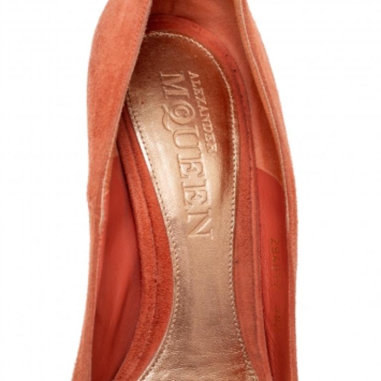 Alexander McQueen escarpins orange à bout ouvert tête de mort, taille 38,5 État moyen - En vente à Dubai, Al Qouz 2