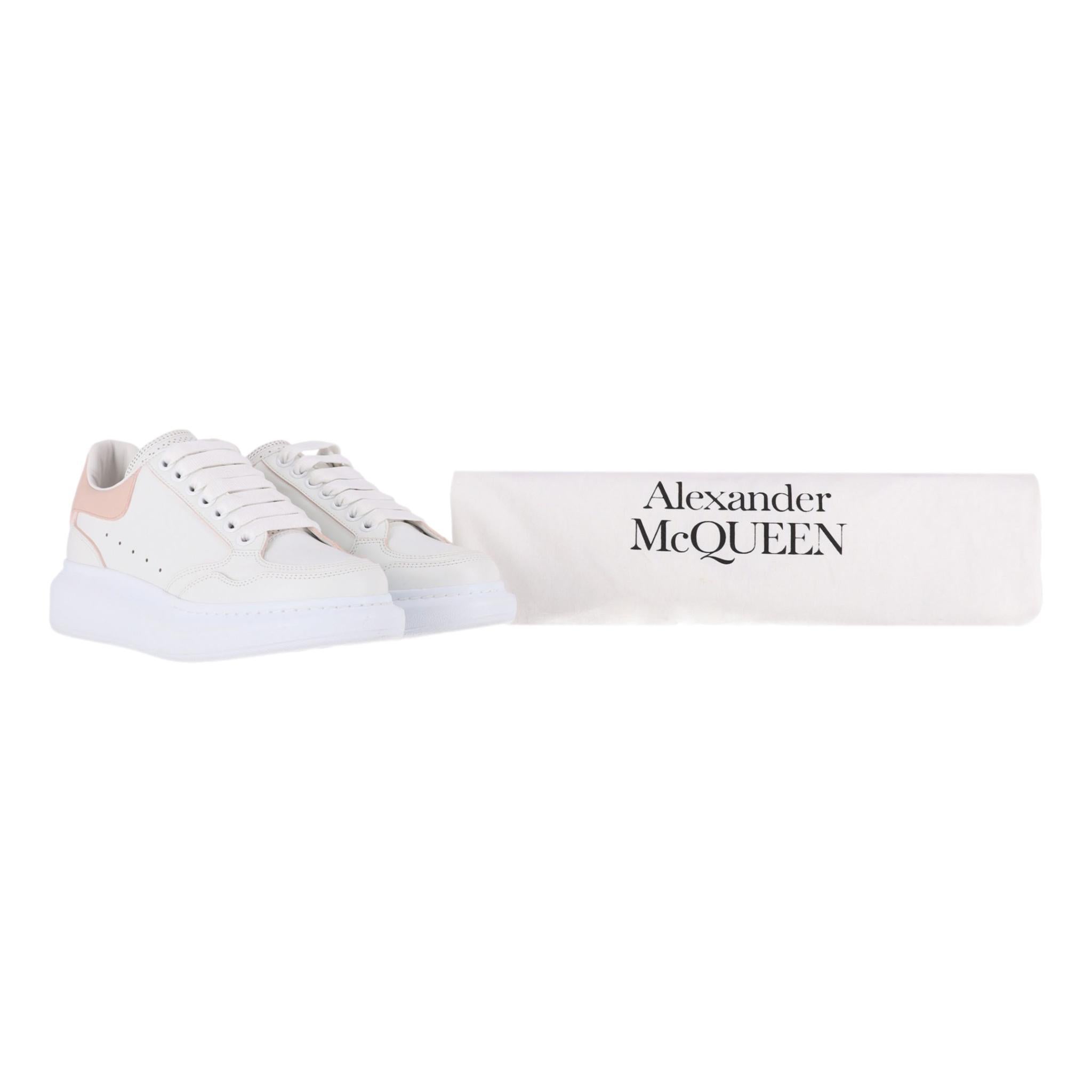 Alexander McQueen Zapatillas bajas oversize de piel

Zapatillas de piel blanca con inserciones rosa claro.

Contrafuerte del talón con la firma 