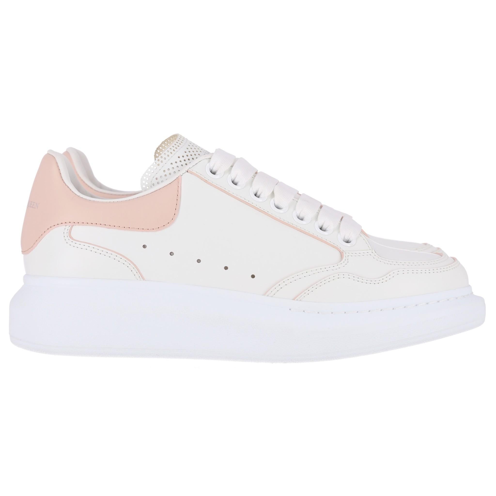 Alexander McQueen Zapatillas bajas oversize de piel en Excelente estado para la venta en London, GB