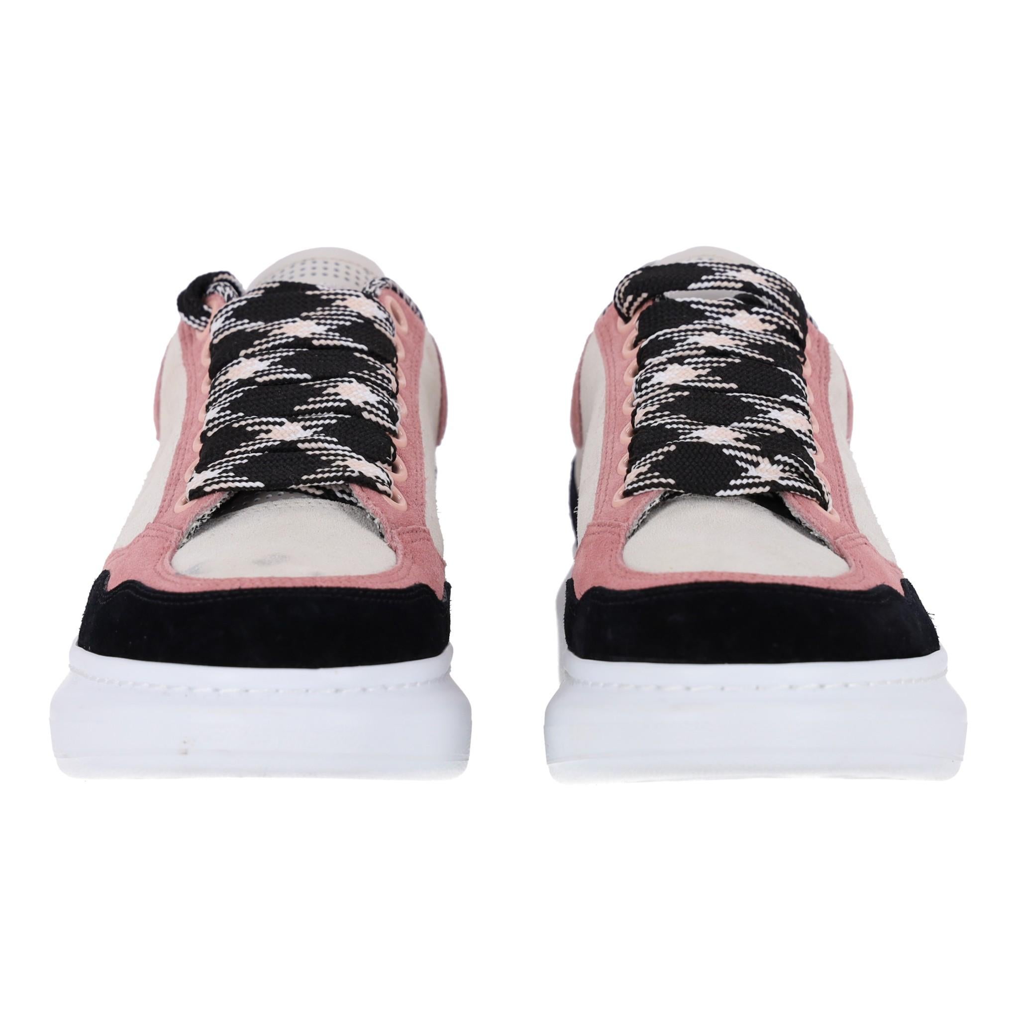 Alexander McQueen Oversized Low-Top Suede Sneakers

Light pink sneakers designed with brighter pink and black inserts.

Heel counter branded with 'Alexander McQueen' signature in silver.

Panelled design with round toe and lace-up fastening, chunky