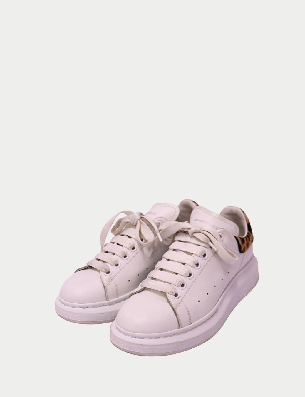Alexander McQueen - Baskets oversize en cuir blanc avec talon imprimé léopard

Rehaussez vos looks quotidiens avec ces authentiques baskets oversize Alexander McQueen, dotées d'un corps en cuir blanc épuré et de la semelle épaisse emblématique de la