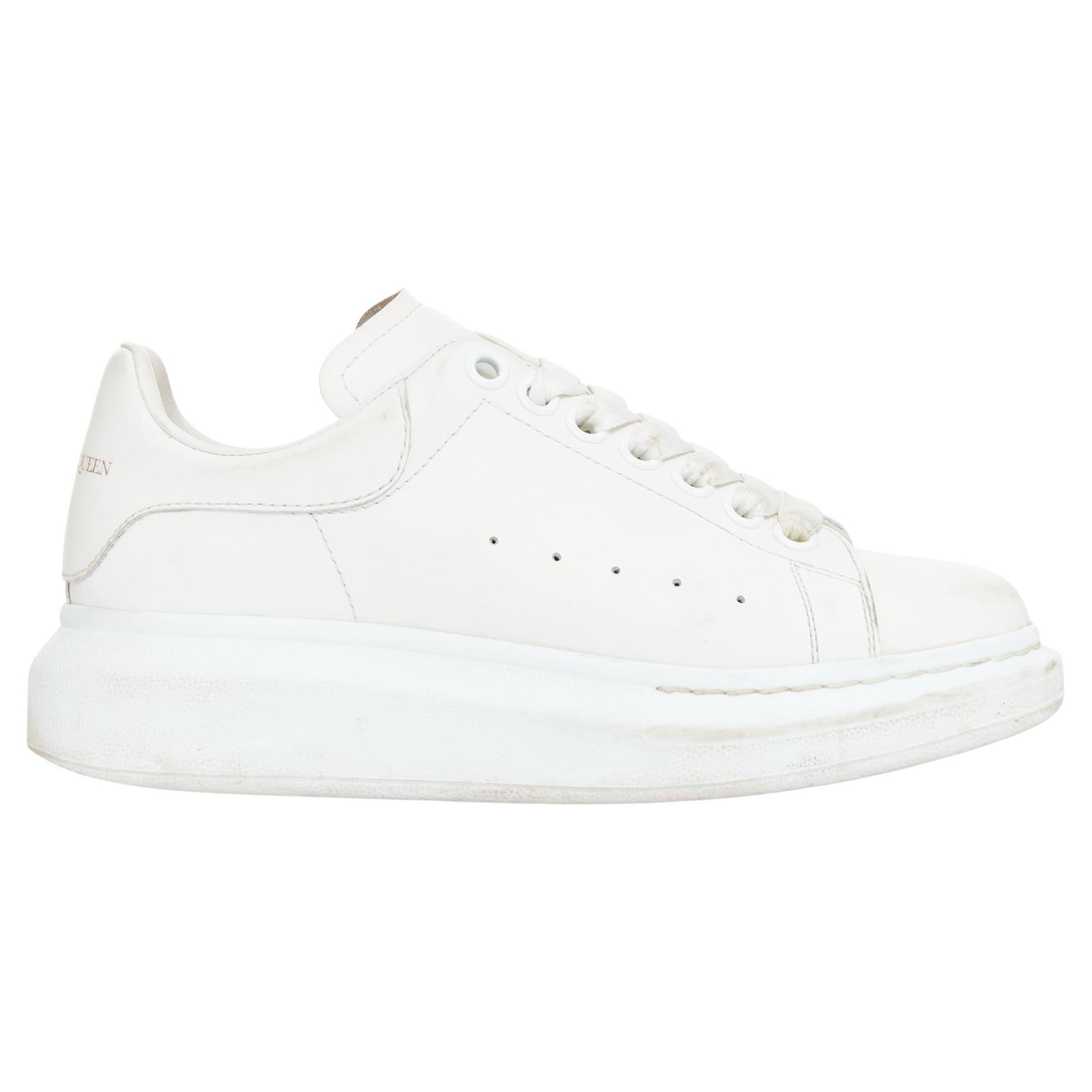 Alexander McQueen Baskets basses surdimensionnées en cuir blanc avec semelle à logo EU35.5