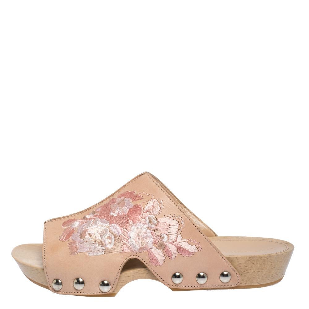 Stay comfortable throughout the day in these stylish clogs by Alexander McQueen. They are crafted from quality leather and come in a lovely shade of peach. They are styled with open toes, embroidered vamps, stud detailing, silver-tone hardware and