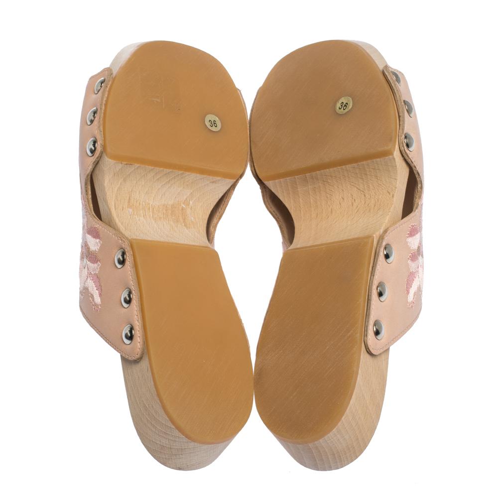 Alexander McQueen Peach Leather Embroidered Wooden Clogs Size 36 In Excellent Condition In Dubai, Al Qouz 2