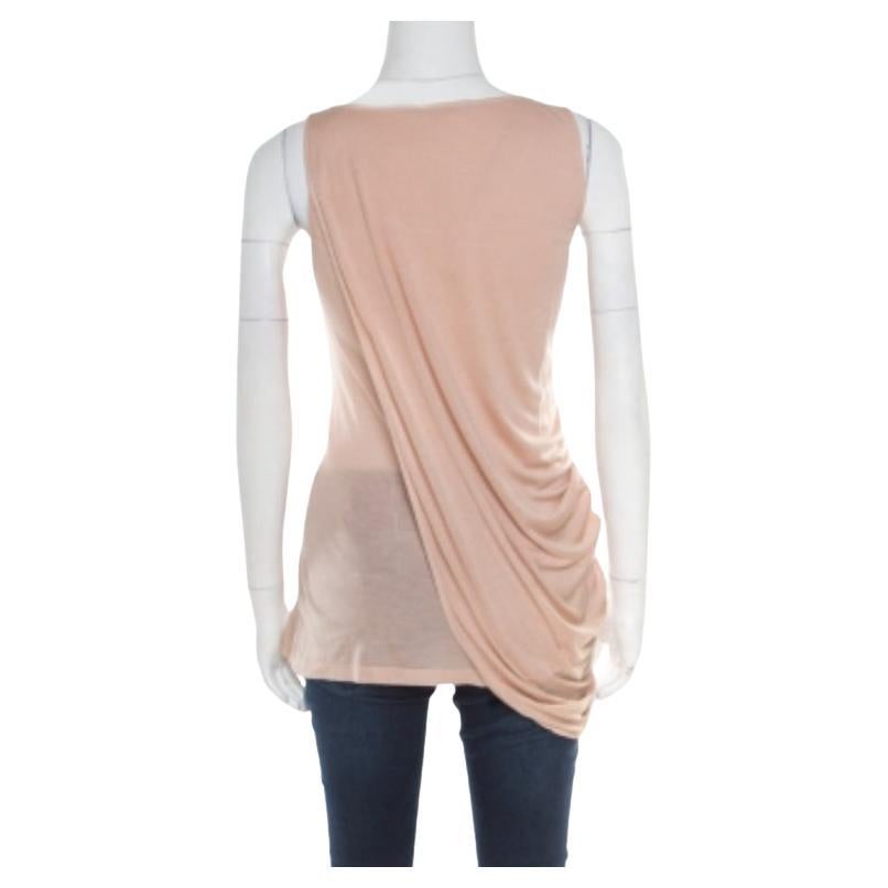 Il top senza maniche di Alexander McQueen è un pezzo adorabile per creare un insieme sobrio ma chic per il tuo look casual. Caratterizzato da un design asimmetrico e drappeggiato e da una delicata tonalità pesca, questo top è perfetto se abbinato a