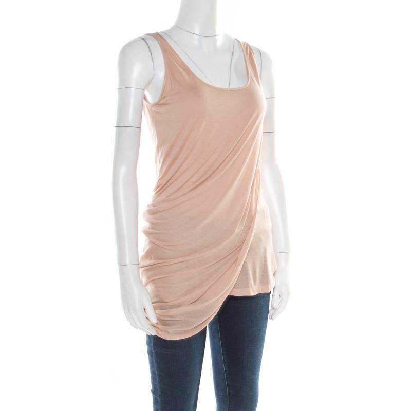 Alexander McQueen's sleeveless top is a lovely piece to don an understated yet chic ensemble for your casual look. Beautifully detailed with asymmetric draped design and a subtle peach hue, this top works best when styled with skinny jeans and