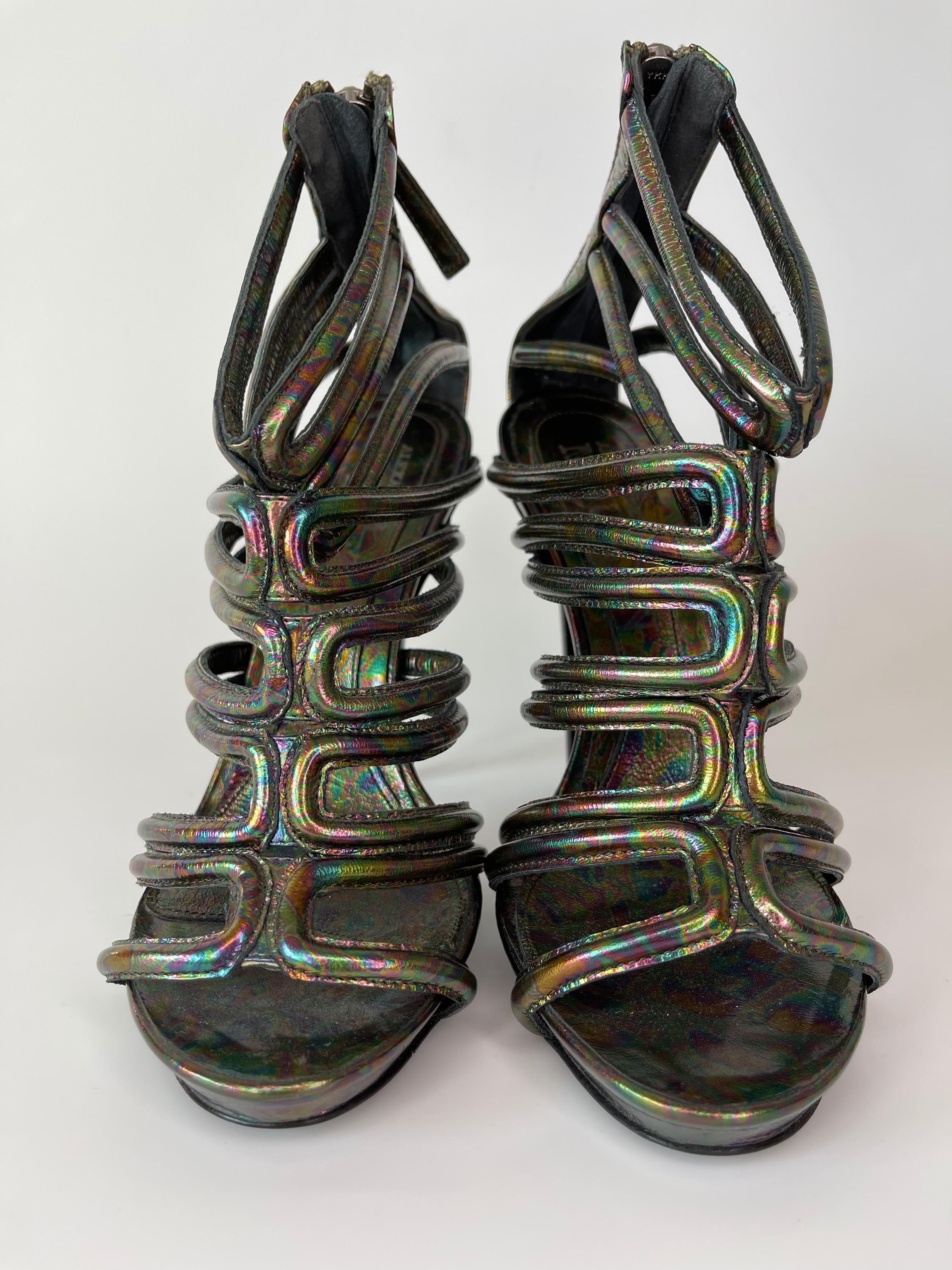 Alexander McQueen Pelle Oil Slick DK Polar Nights Iridescent (37 EU)

FARBE: Multicolor
MATERIAL: Leder
ITEM CODE: 24365
GRÖSSE: 37 EU / 6 US
FERSENHÖHE: 130 mm (5 Zoll)
EST. EINKAUF: $1190
KOMMT MIT: Staubschutzbox und Originalverpackung
ZUSTAND: