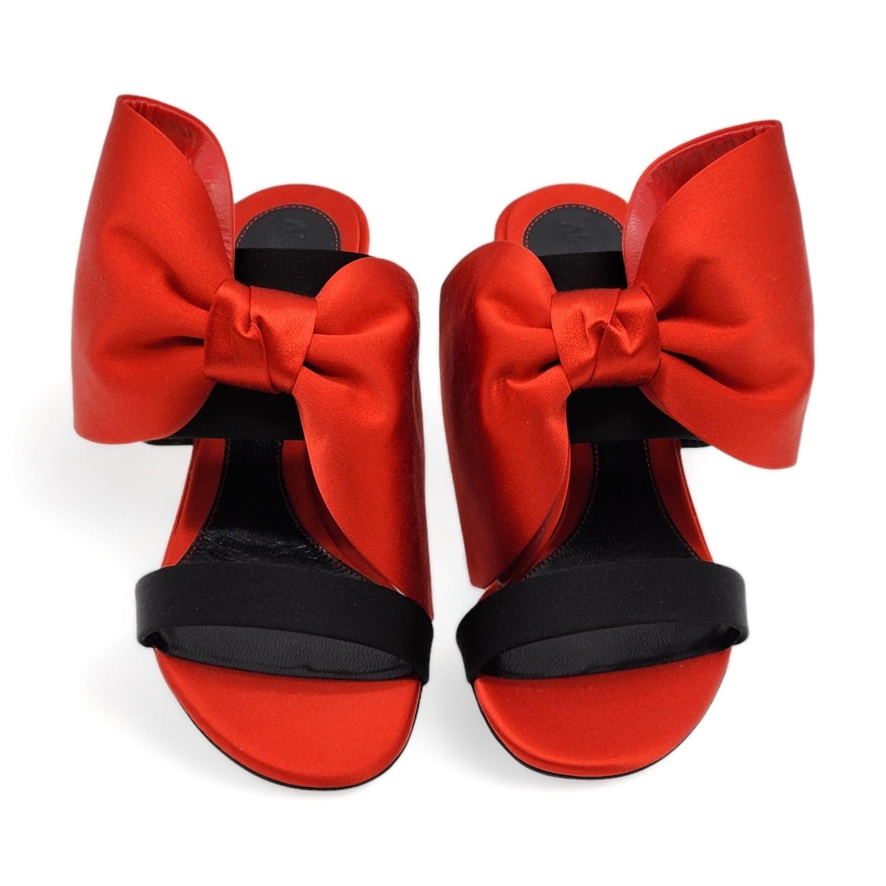 Alexander McQueen Pin Heel Bow Mule Satin in Rot.

Zusätzliche Informationen:
MATERIAL: Satin und Leder
Schleife Detail
2 Zoll Stiftabsatz
Farbe: Rot
Größe: 5 US
Land: Italien
Zustand: Brandneu mit Box.