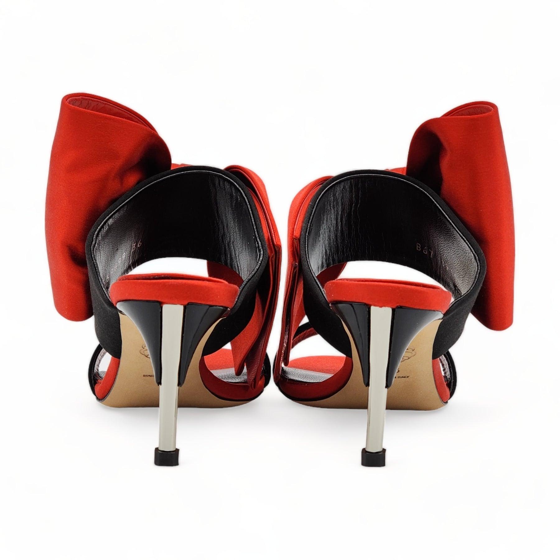 Alexander McQueen Satin Pantolette mit Pin-Absatz und Schleife in Rot im Zustand „Hervorragend“ im Angebot in Los Angeles, CA