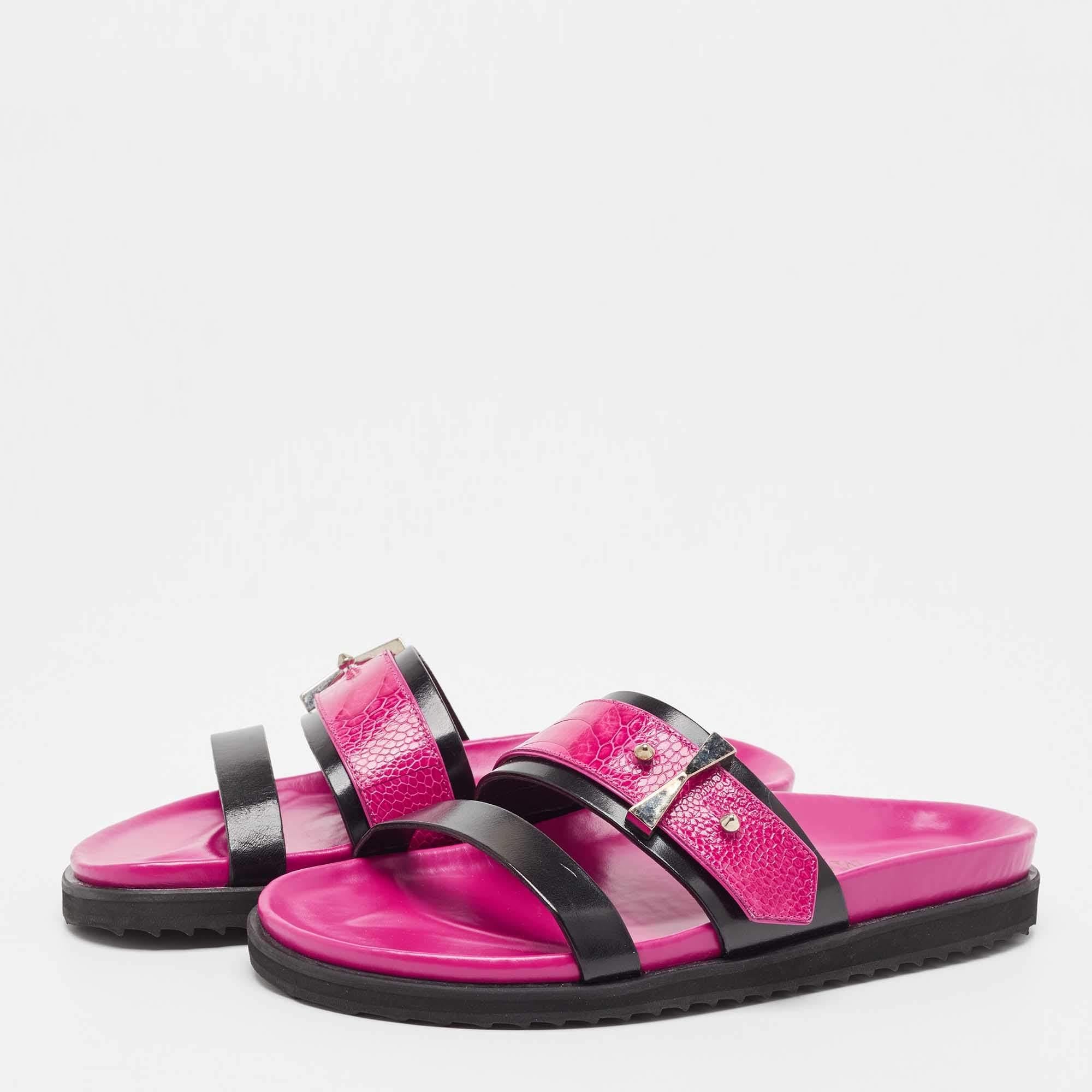Alexander McQueen Pink/Black Ostrich Embossed and Leather Flat Sandals Size 38 In Excellent Condition In Dubai, Al Qouz 2