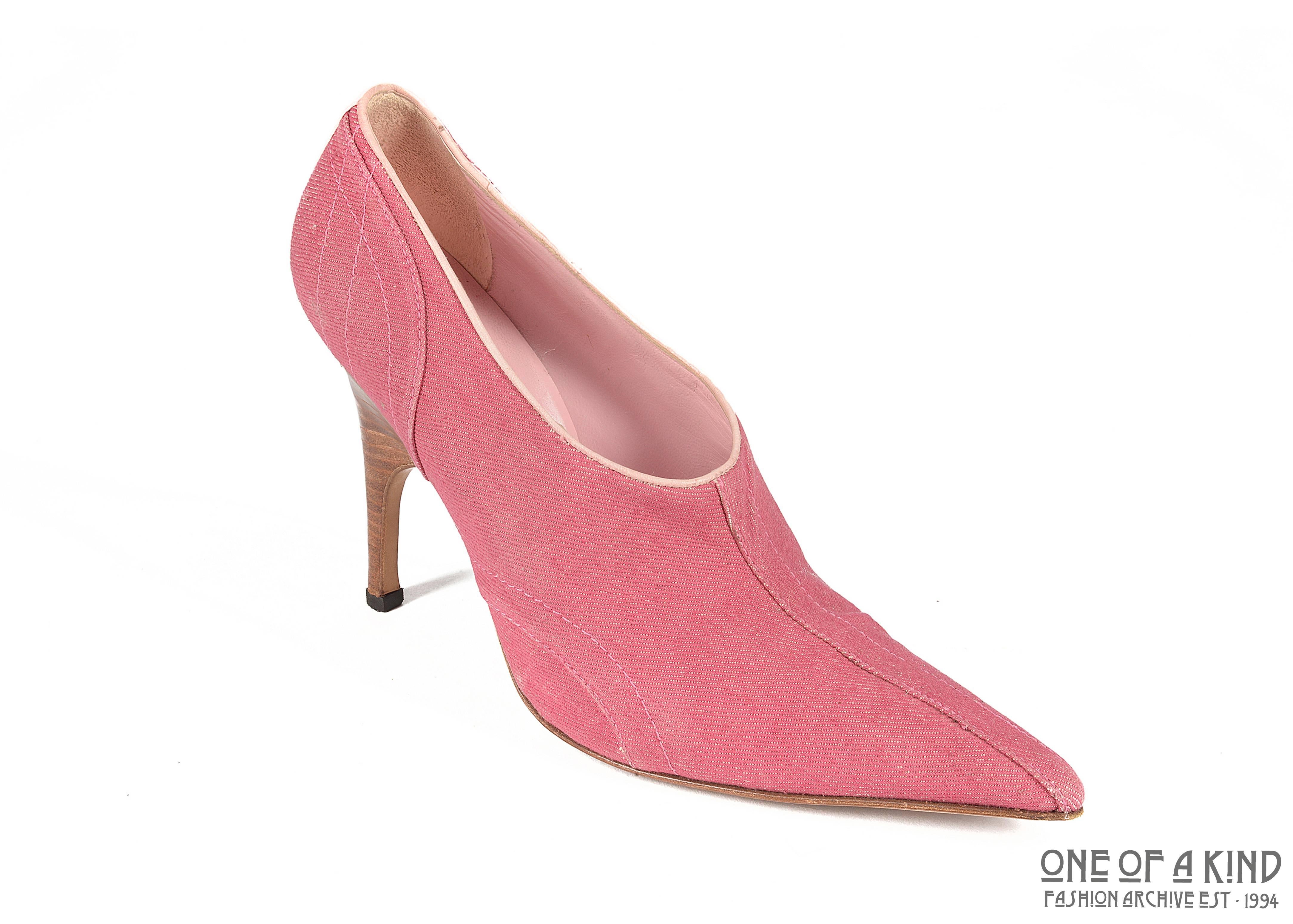Alexander McQueen pink denim pointed boots with wooden heels

ca. 1996-2002