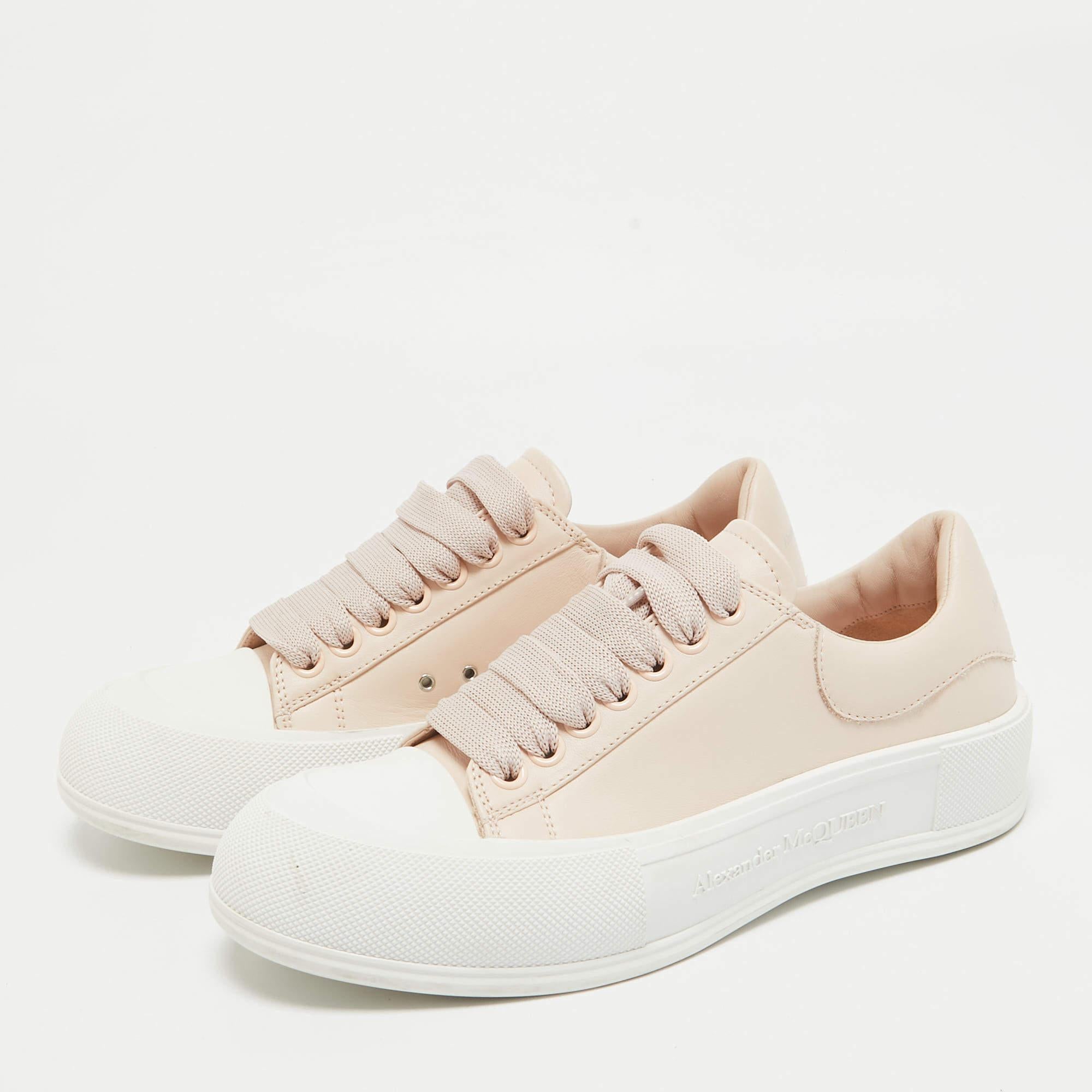 In klassischer Silhouette  Diese Designer-Sneakers sind eine nahtlose Kombination aus Luxus  Komfort  und Stil. Diese Sneaker sind mit charakteristischen Details und bequemen Innensohlen ausgestattet.