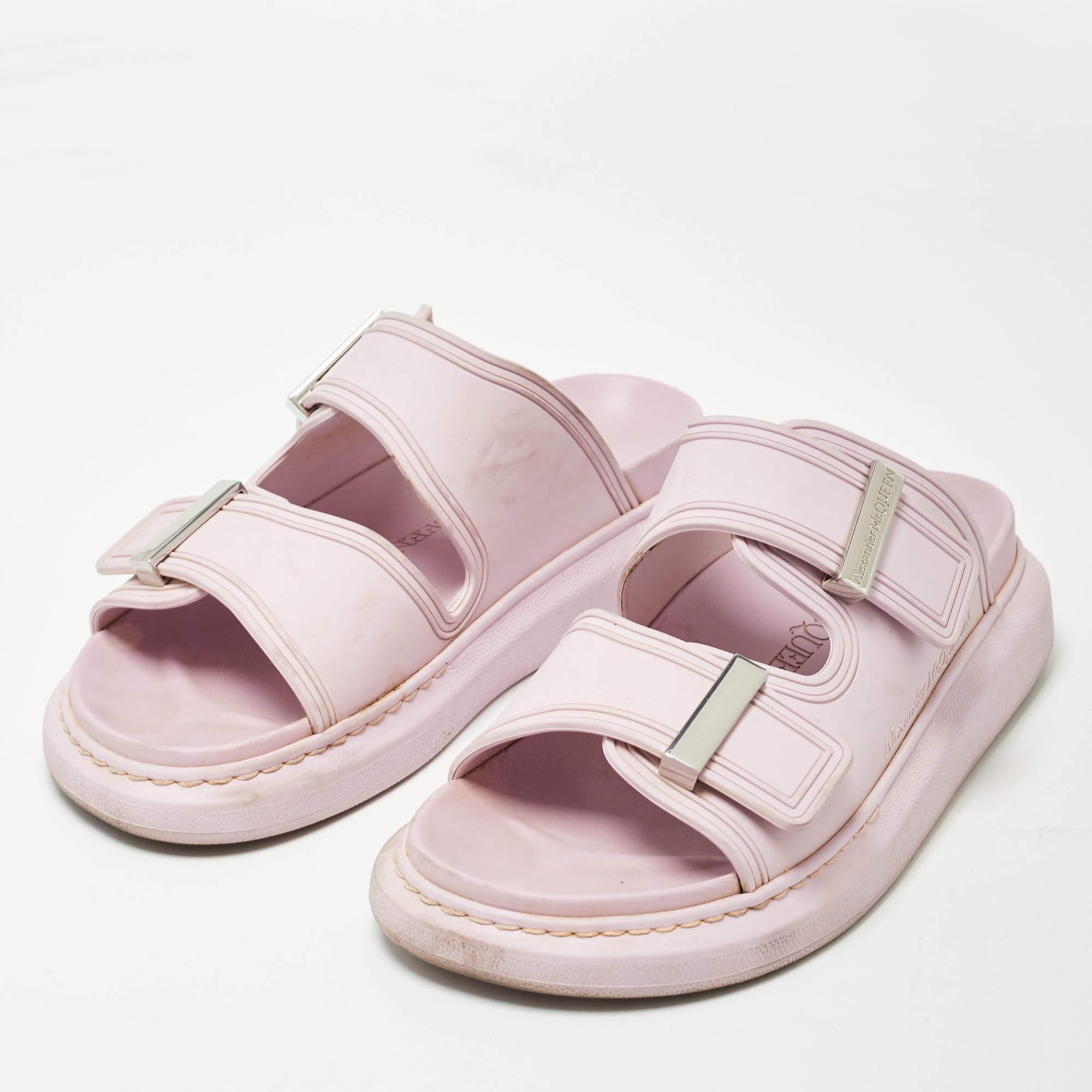 Crea uno stile senza sforzo con queste diapositive di Alexander McQueen. Realizzati con materiali di qualità, sono progettati per elevare il tuo OOTD e mantenerti comodo per tutto il giorno.