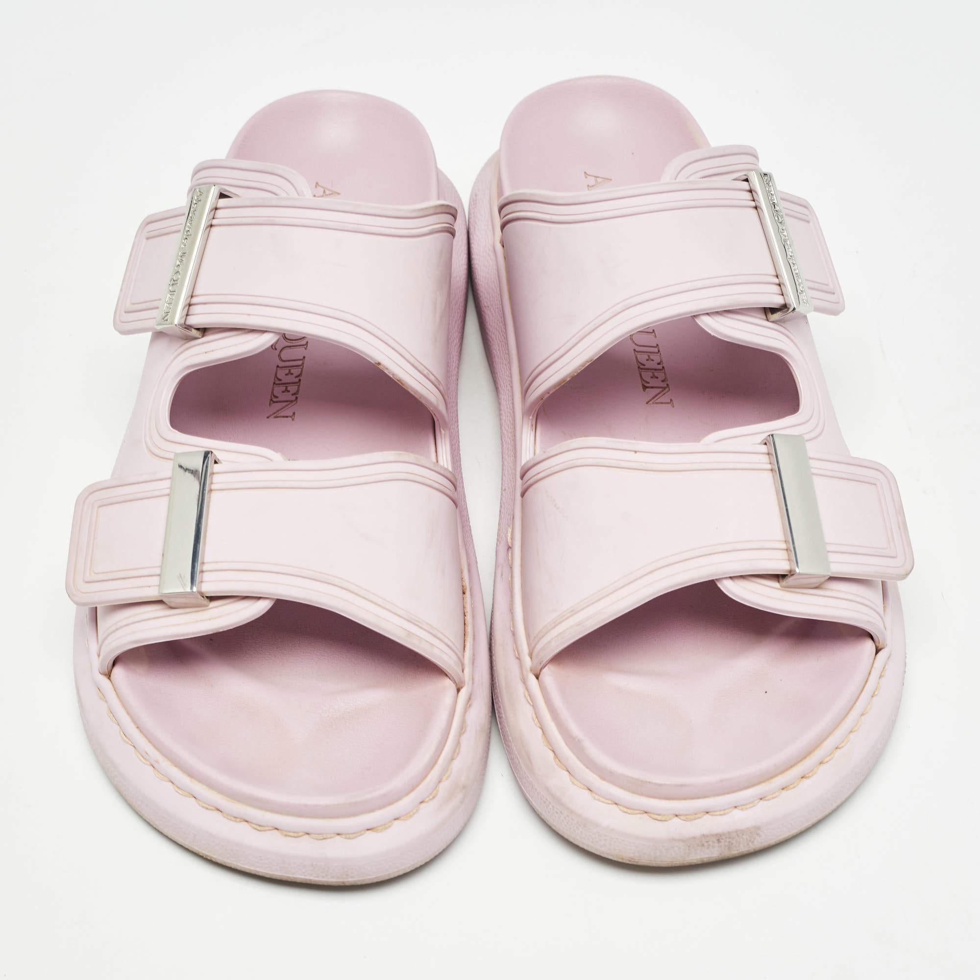 Grigio Alexander McQueen - Scivoli piatti in gomma rosa con dettagli di fibbie - taglia 37 in vendita