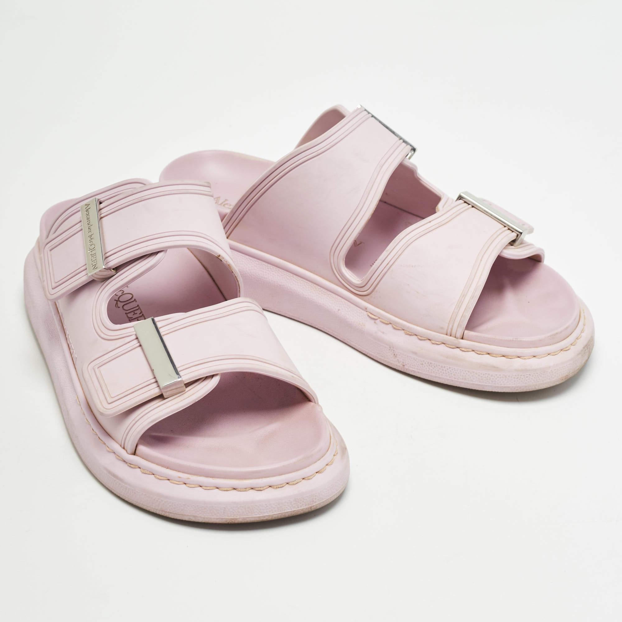 Alexander McQueen - Scivoli piatti in gomma rosa con dettagli di fibbie - taglia 37 In condizioni buone in vendita a Dubai, Al Qouz 2