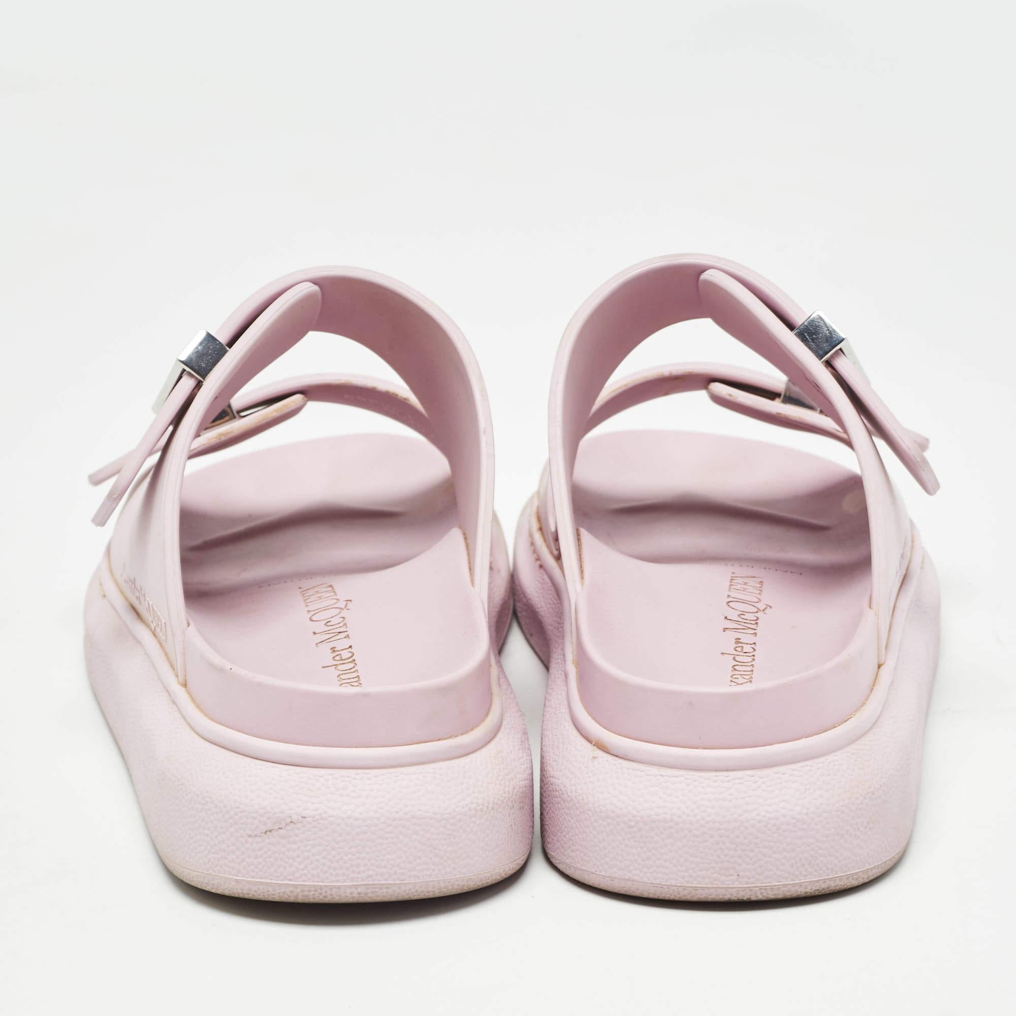 Donna Alexander McQueen - Scivoli piatti in gomma rosa con dettagli di fibbie - taglia 37 in vendita