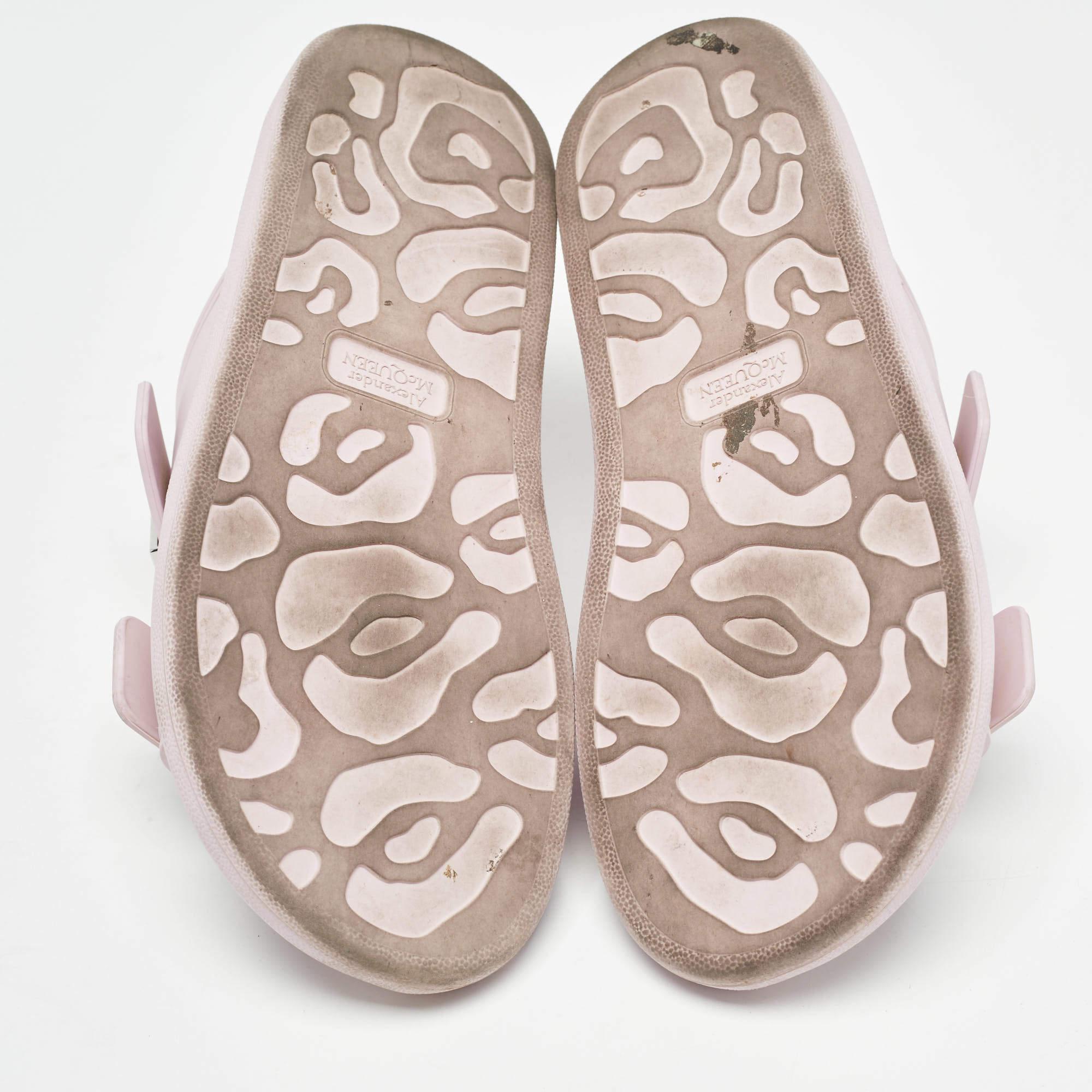 Alexander McQueen - Scivoli piatti in gomma rosa con dettagli di fibbie - taglia 37 in vendita 1