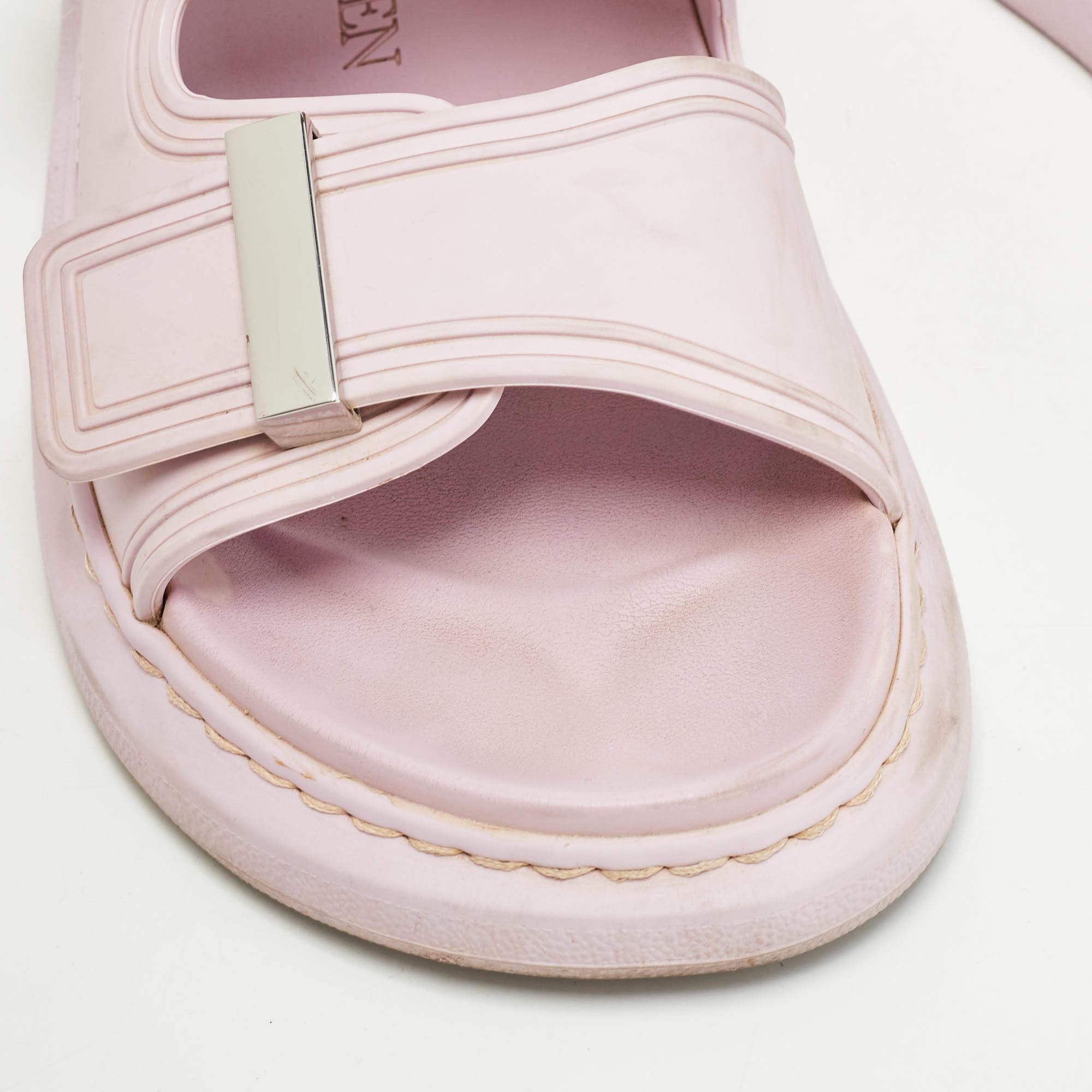 Alexander McQueen - Scivoli piatti in gomma rosa con dettagli di fibbie - taglia 37 in vendita 2