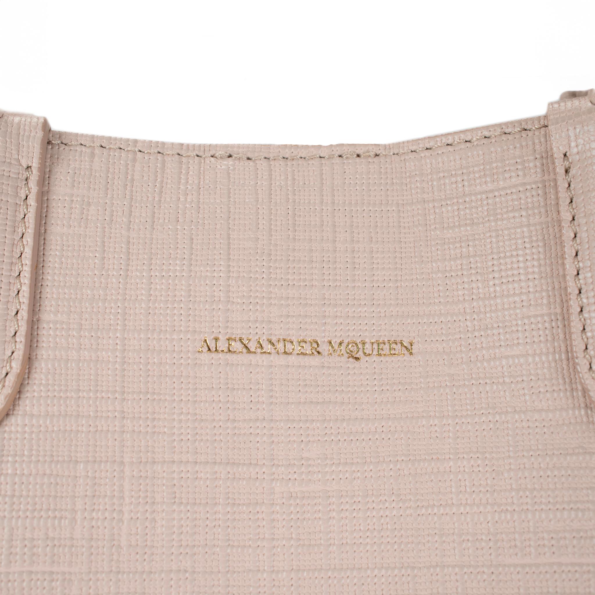 Alexander McQueen Borsa a tracolla in pelle saffiano rosa in vendita 2