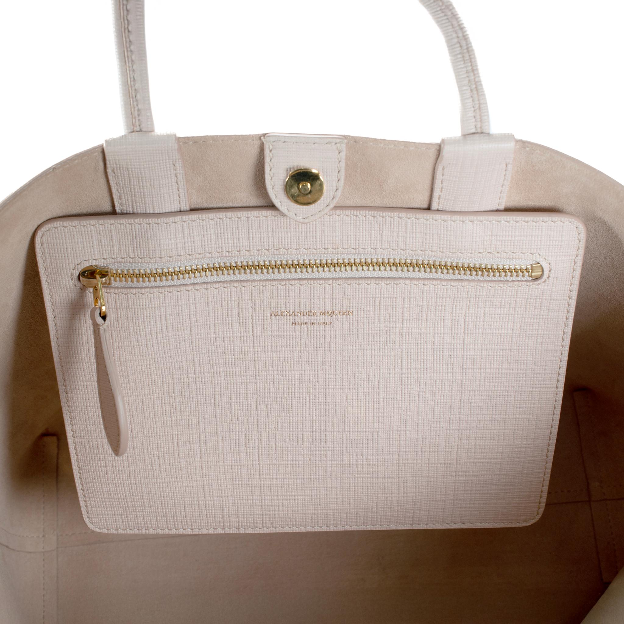 Alexander McQueen Borsa a tracolla in pelle saffiano rosa in vendita 3