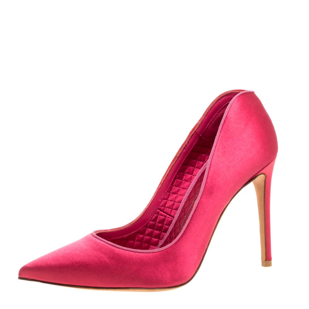 Mesmerizing and stylish, these pumps from the house of Alexander McQueen are here to win all the compliments. Perfectly crafted from pink satin, this pair features a pointed toe and a 10.5 cm heel. Designed in Italy, these shoes offer elegance to