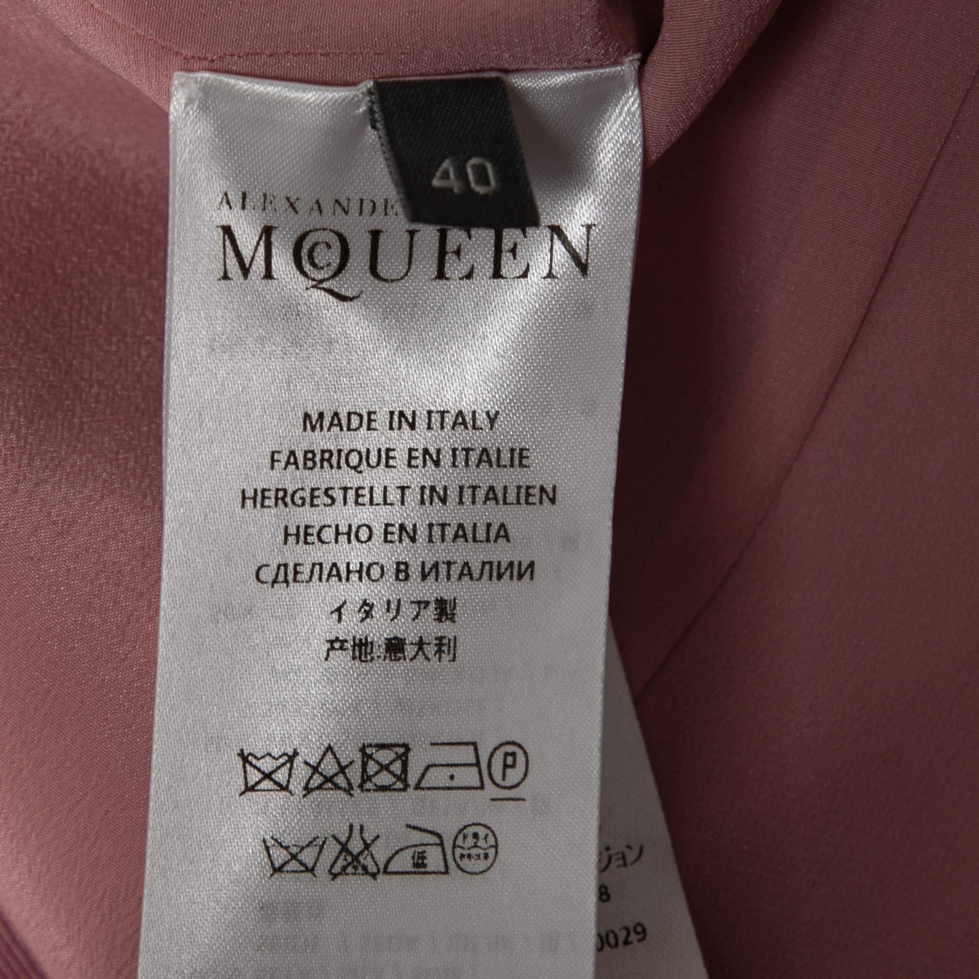 Alexander McQueen - Robe à épaules dénudées en mousseline de soie rose à volants S Neuf - En vente à Dubai, Al Qouz 2